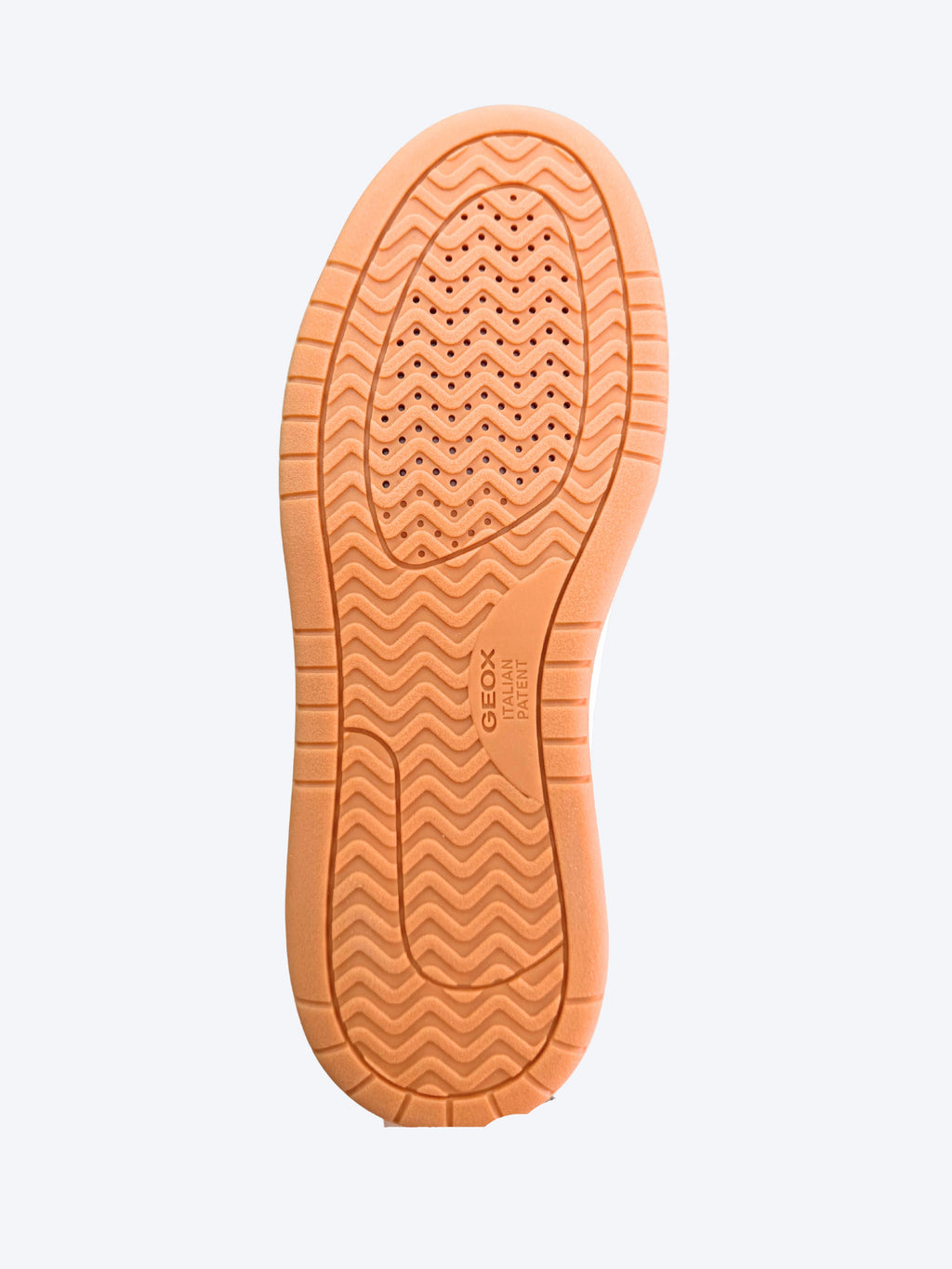 Detalle suela perforada patente italiana transpirable sneaker Geox hombre