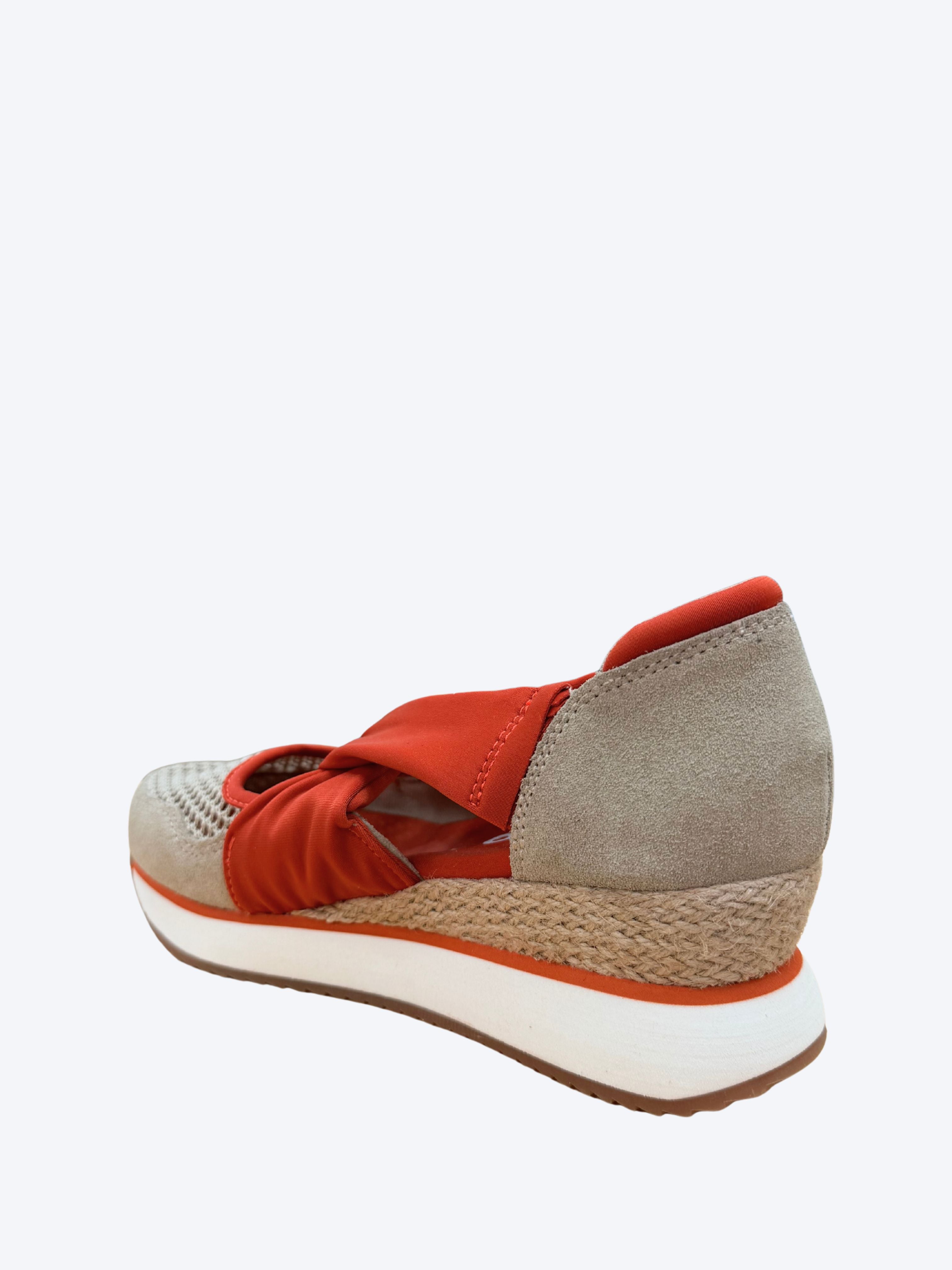 Sandalia mujer Gioseppo beige con cuña de esparto y base blanca, detalle trasero en perspectiva