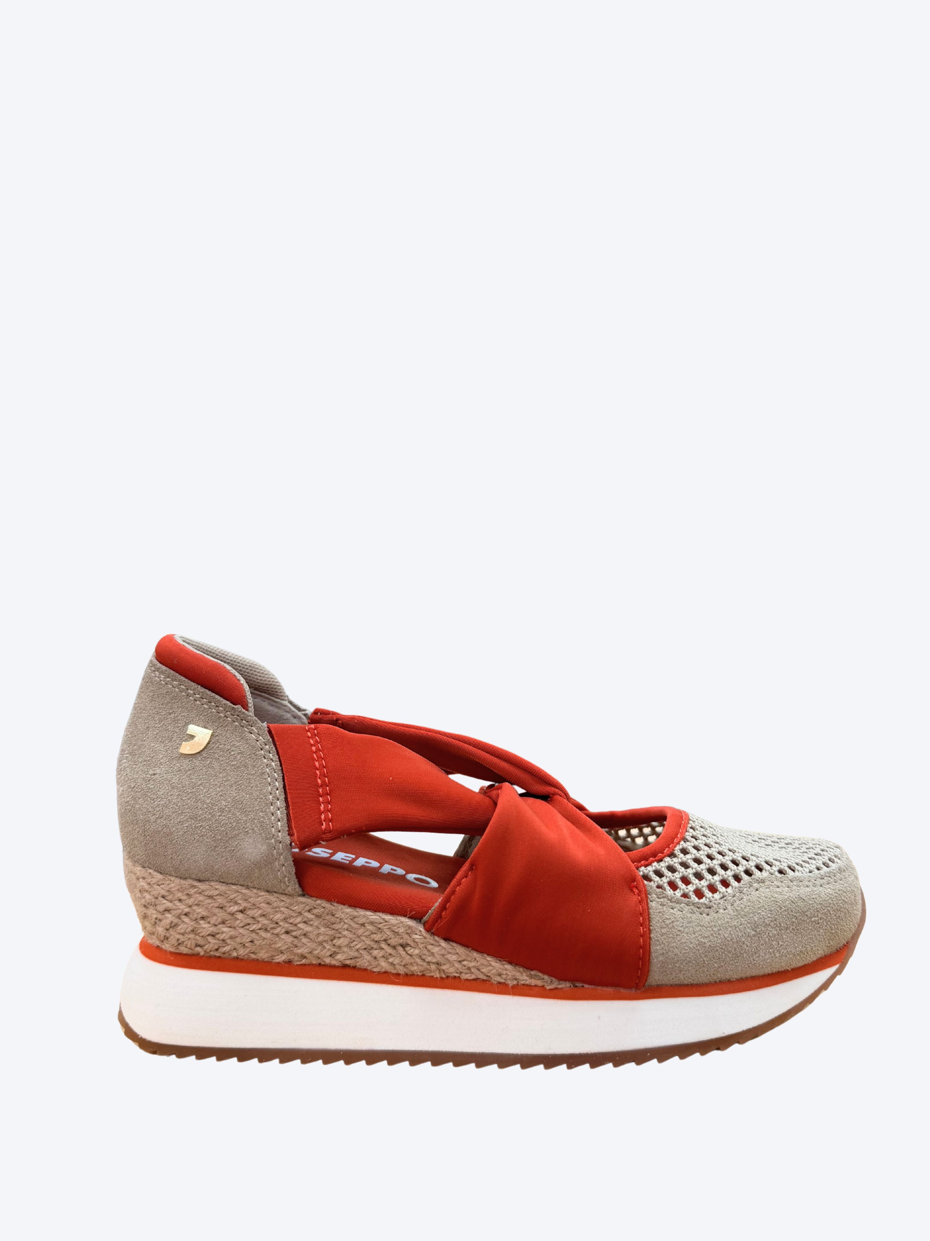 Sandalia mujer Gioseppo beige con tiras elásticas naranjas cruzadas y cuña de esparto, vista lateral