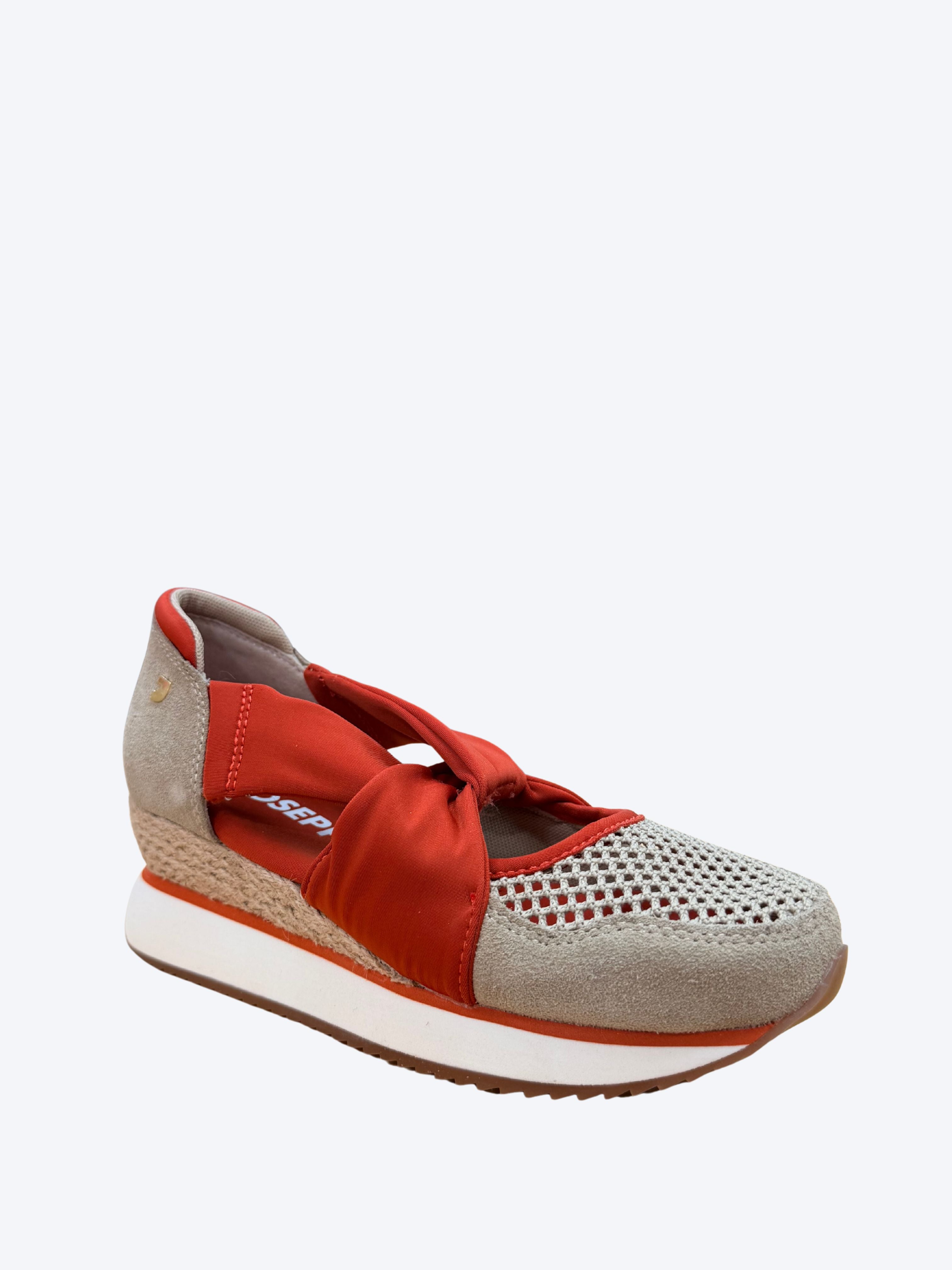 Sandalia mujer Gioseppo beige con mesh calado, tiras naranjas y cuña esparto, vista en perspectiva frontal