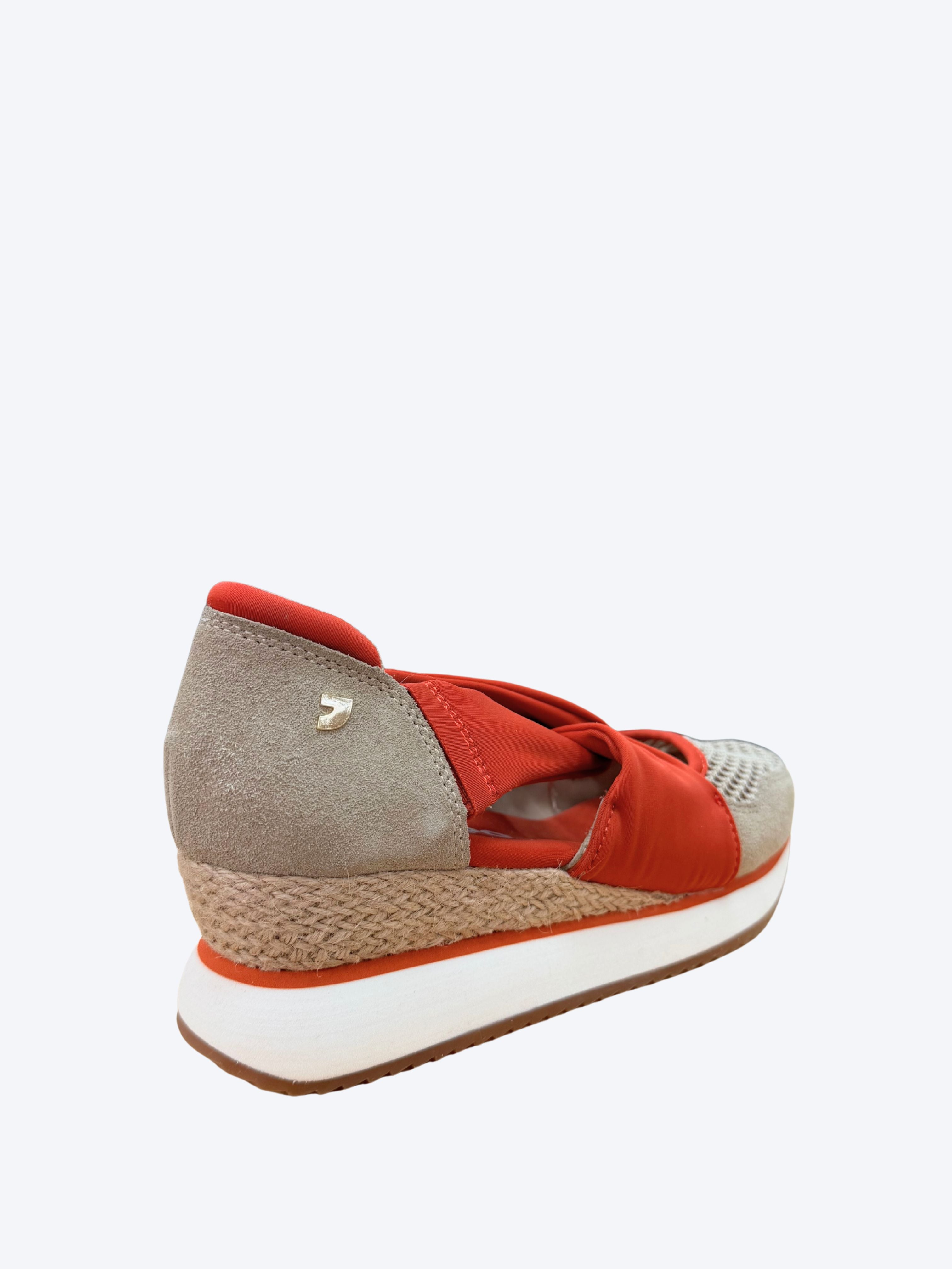 Sandalia mujer Gioseppo beige con detalle de tiras naranjas cruzadas y cuña esparto, vista trasera