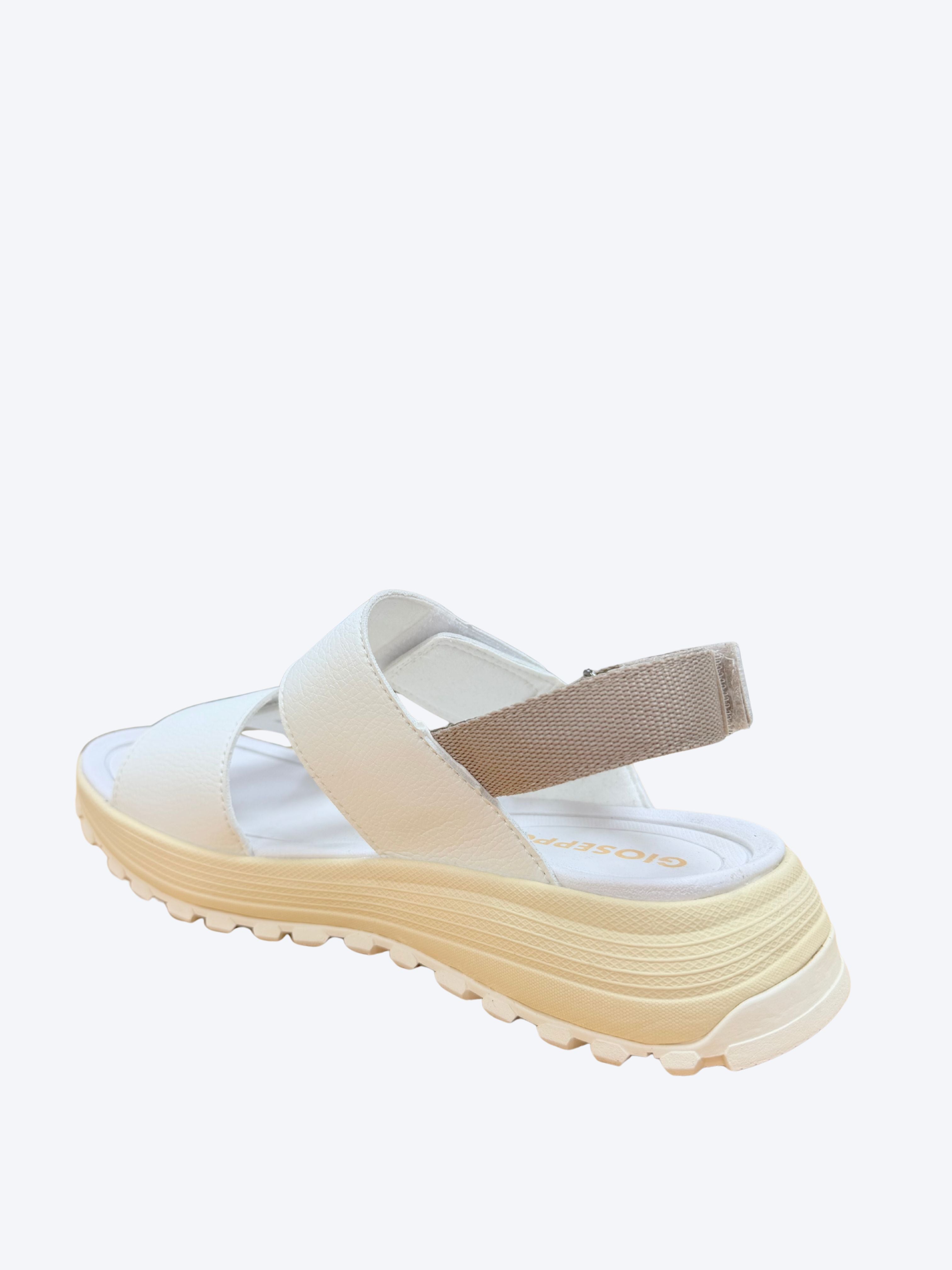 Sandalia sport Gioseppo mujer blanca con tiras cruzadas y suela trekking beige, vista trasera en perspectiva