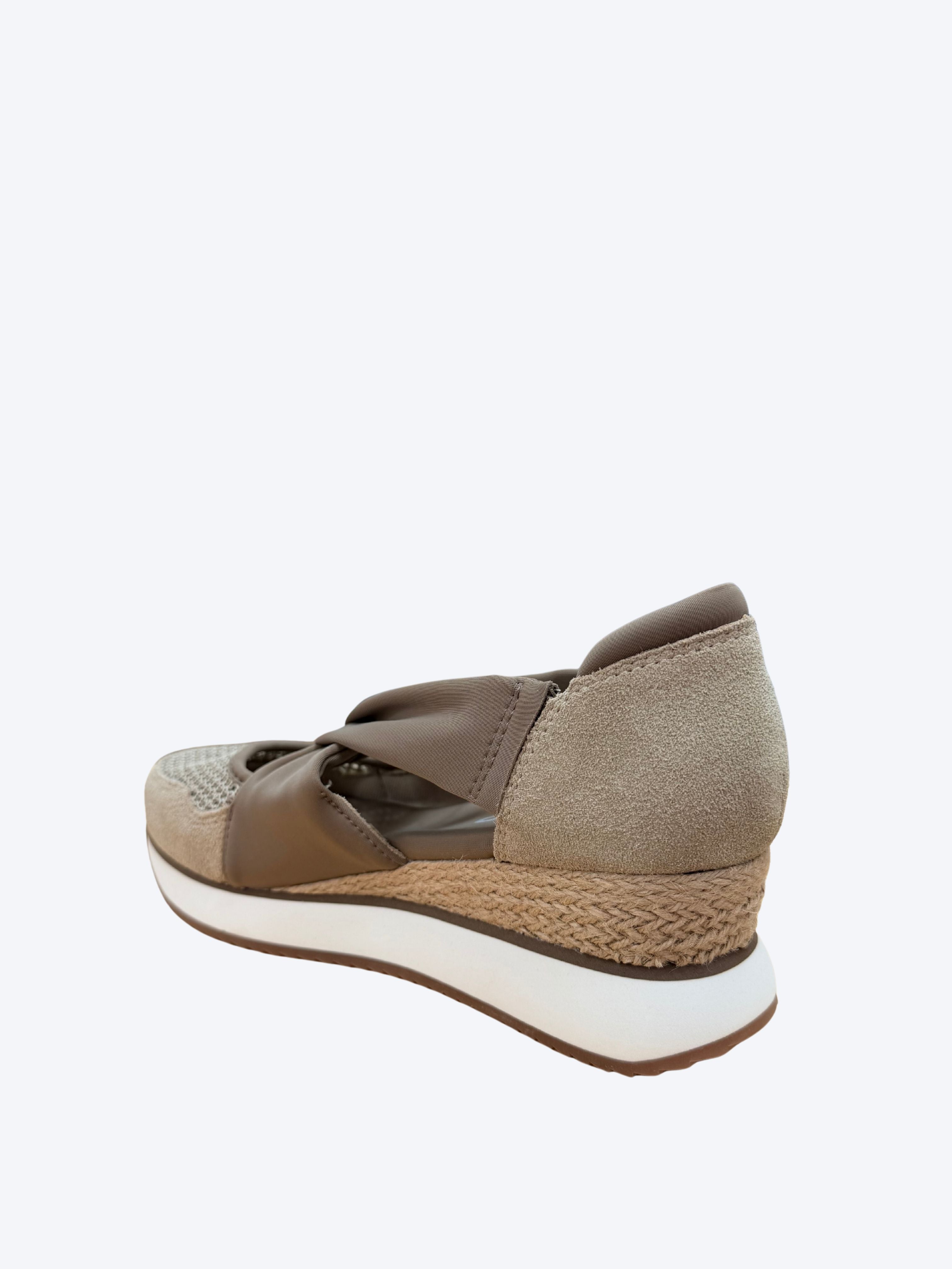 Sandalia mujer Gioseppo taupe con cuña de esparto y base blanca, detalle trasero en perspectiva