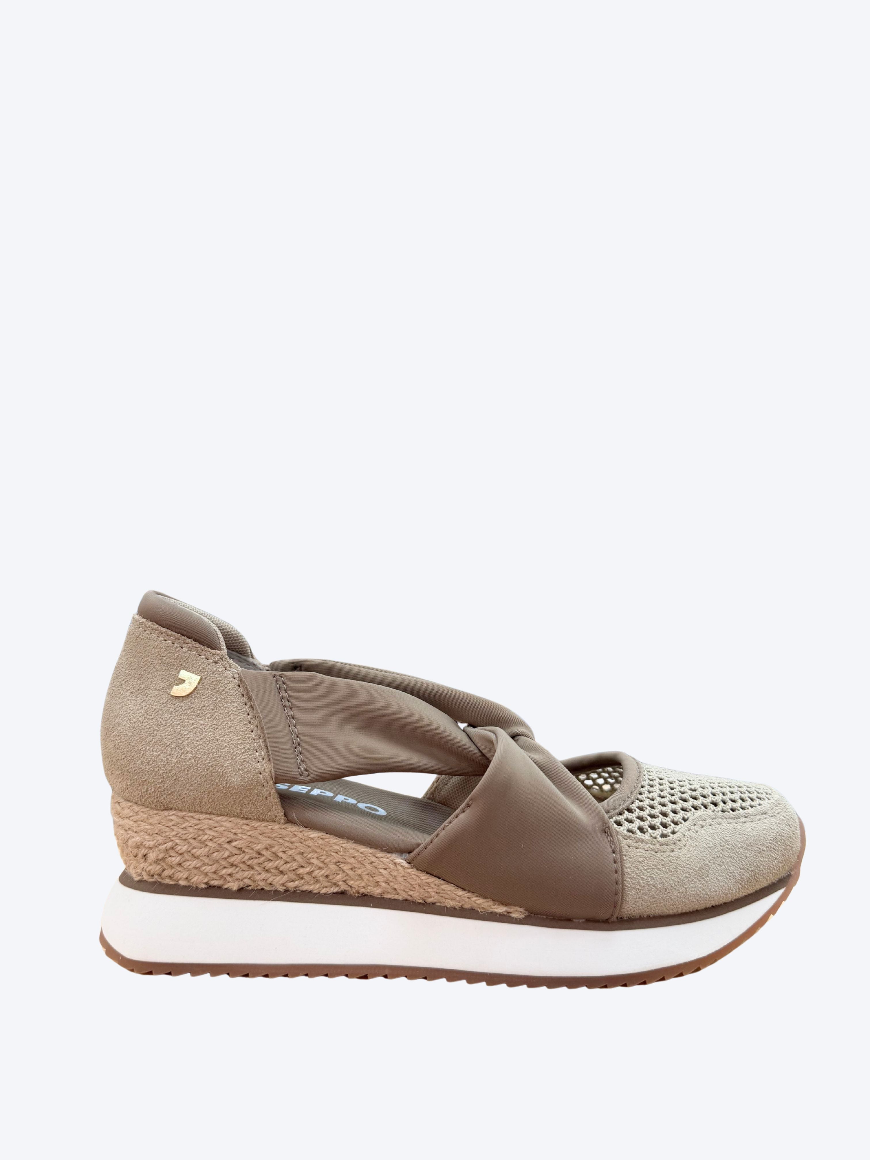 Sandalia mujer Gioseppo taupe con tiras elásticas cruzadas y cuña de esparto, vista lateral