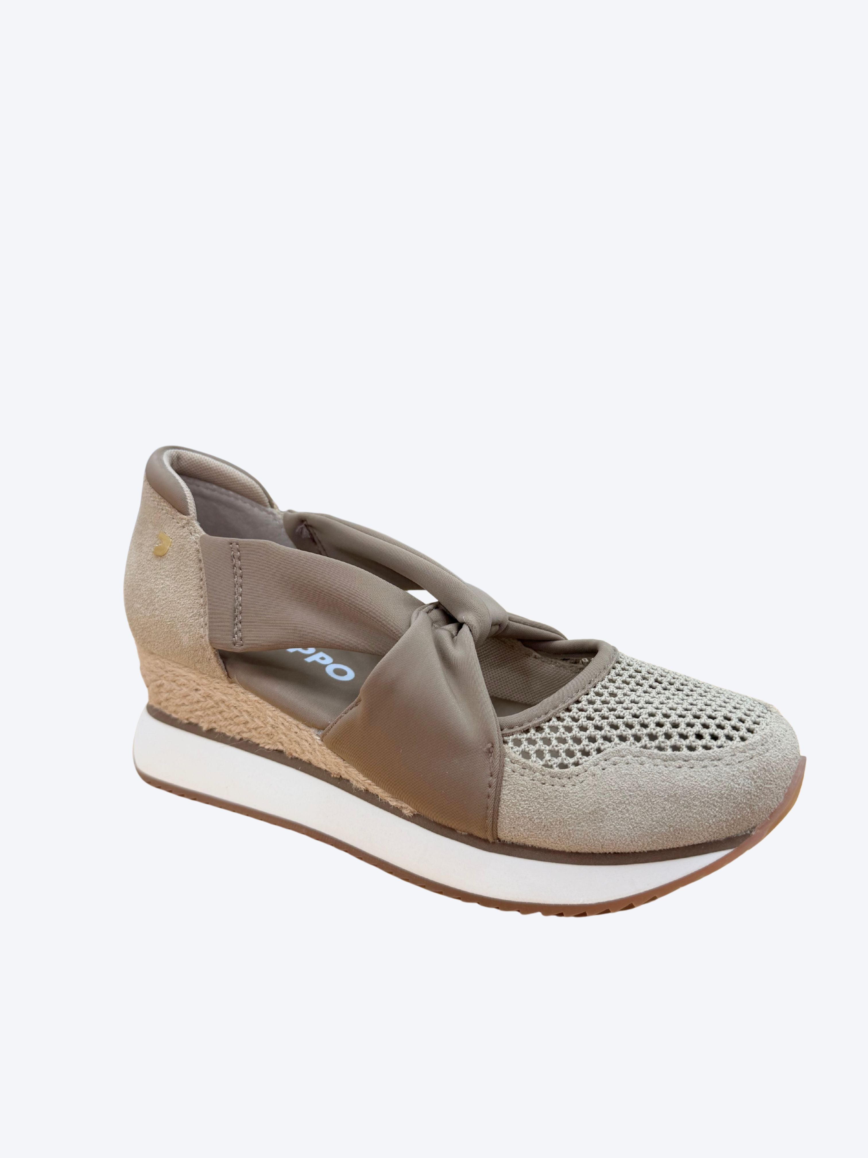 Sandalia mujer Gioseppo taupe con mesh calado en puntera, tiras elásticas y cuña esparto, vista en perspectiva frontal
