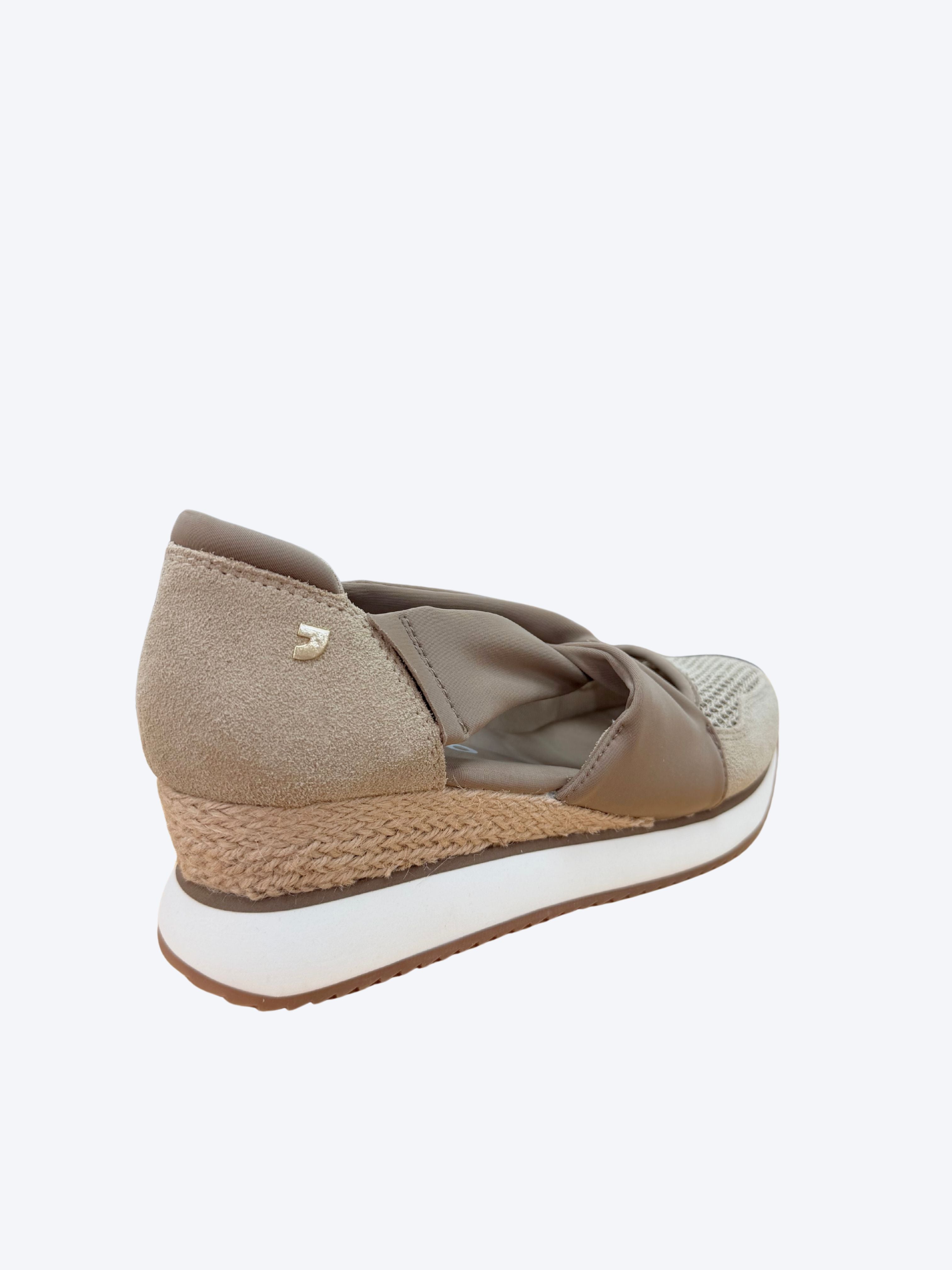 Sandalia mujer Gioseppo taupe con detalle de tiras elásticas cruzadas y cuña de esparto, vista trasera