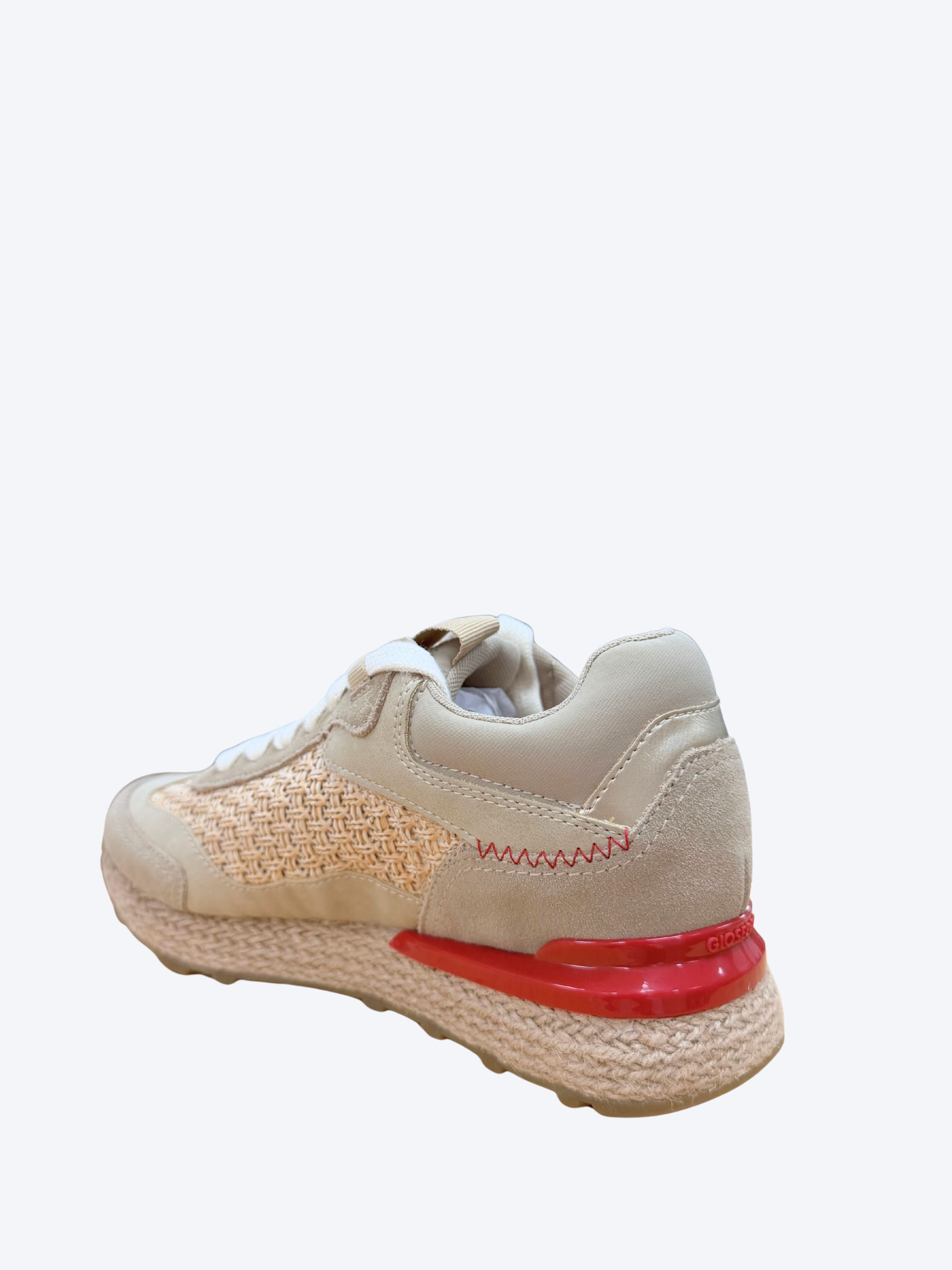 Sneakers mujer Gioseppo beige con tejido de rafia, suela de esparto y detalle cápsula roja semitransparente, vista trasera en perspectiva