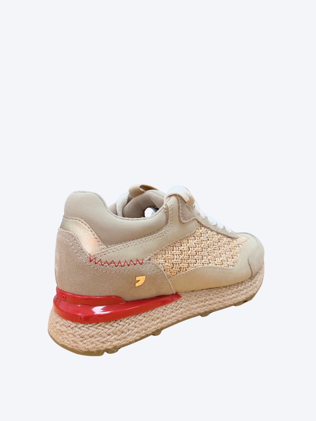 Sneakers mujer Gioseppo beige con contrafuerte dorado, costuras zigzag rojas y cápsula trasera roja sobre suela esparto, vista trasera