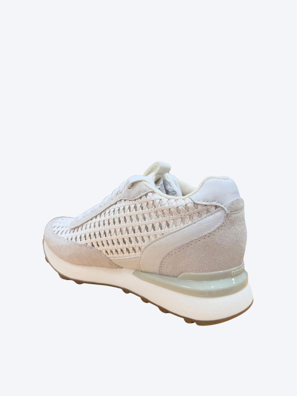 Sneakers mujer Gioseppo blanco con tejido trenzado calado, suela plataforma blanca y detalle trasero semitransparente, vista trasera en perspectiva