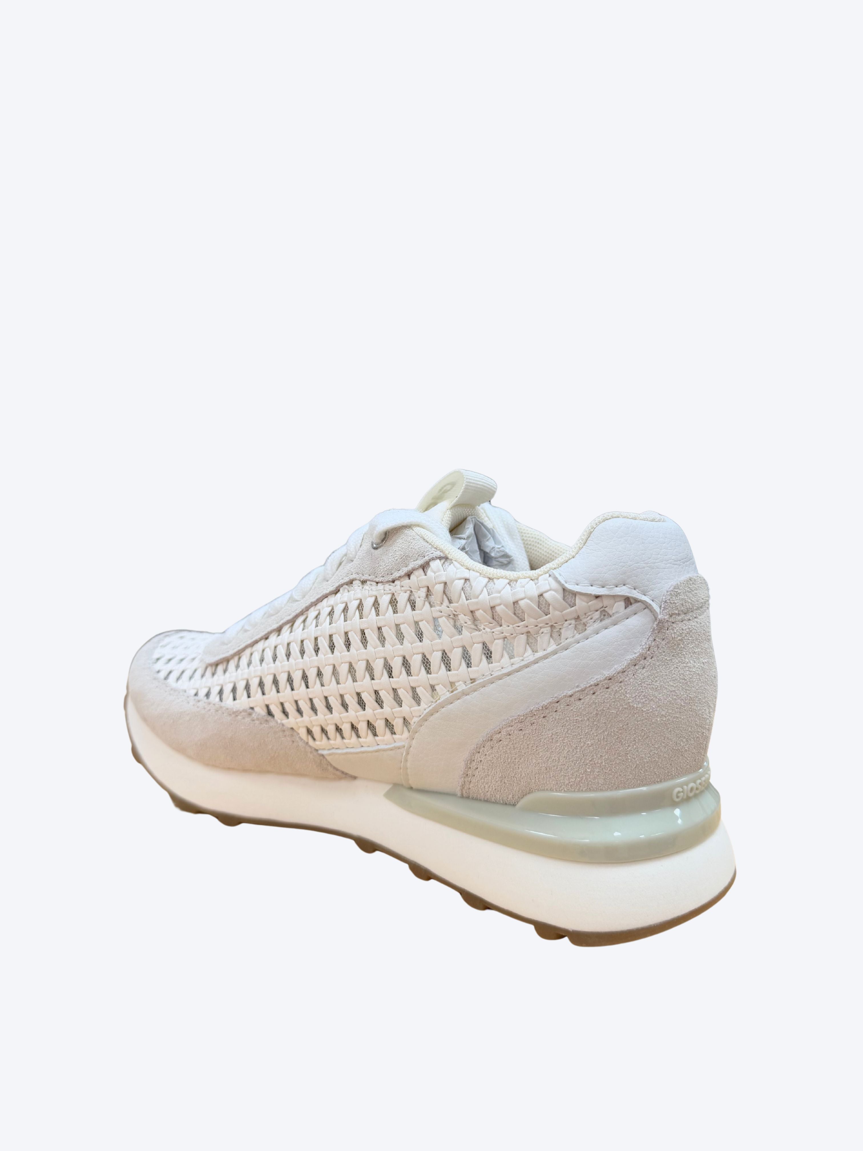 Sneakers mujer Gioseppo blanco con tejido trenzado calado, suela plataforma blanca y detalle trasero semitransparente, vista trasera en perspectiva
