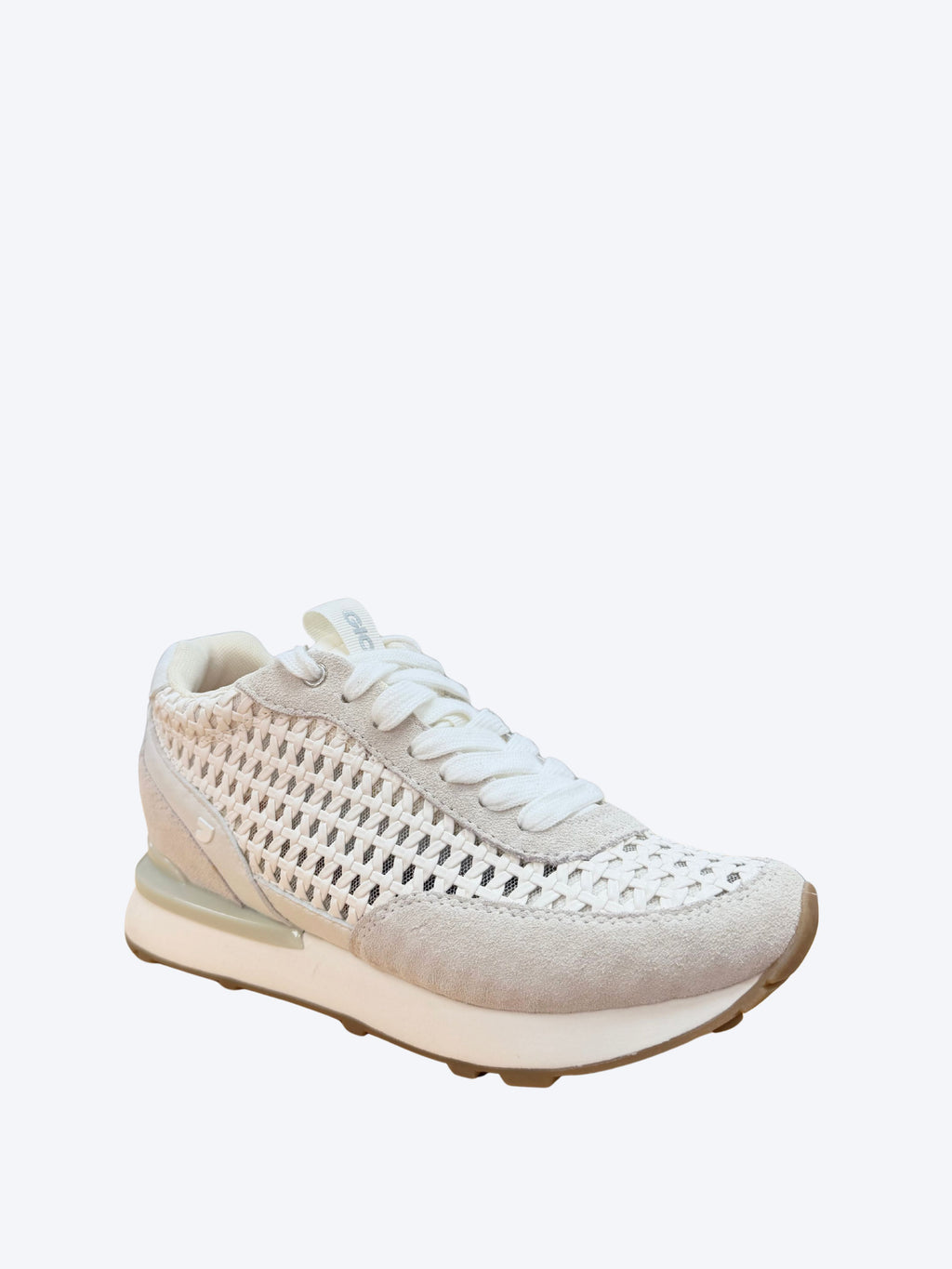 Sneakers mujer Gioseppo blanco con tejido trenzado calado, cordones y suela plataforma caramelo, vista en perspectiva frontal