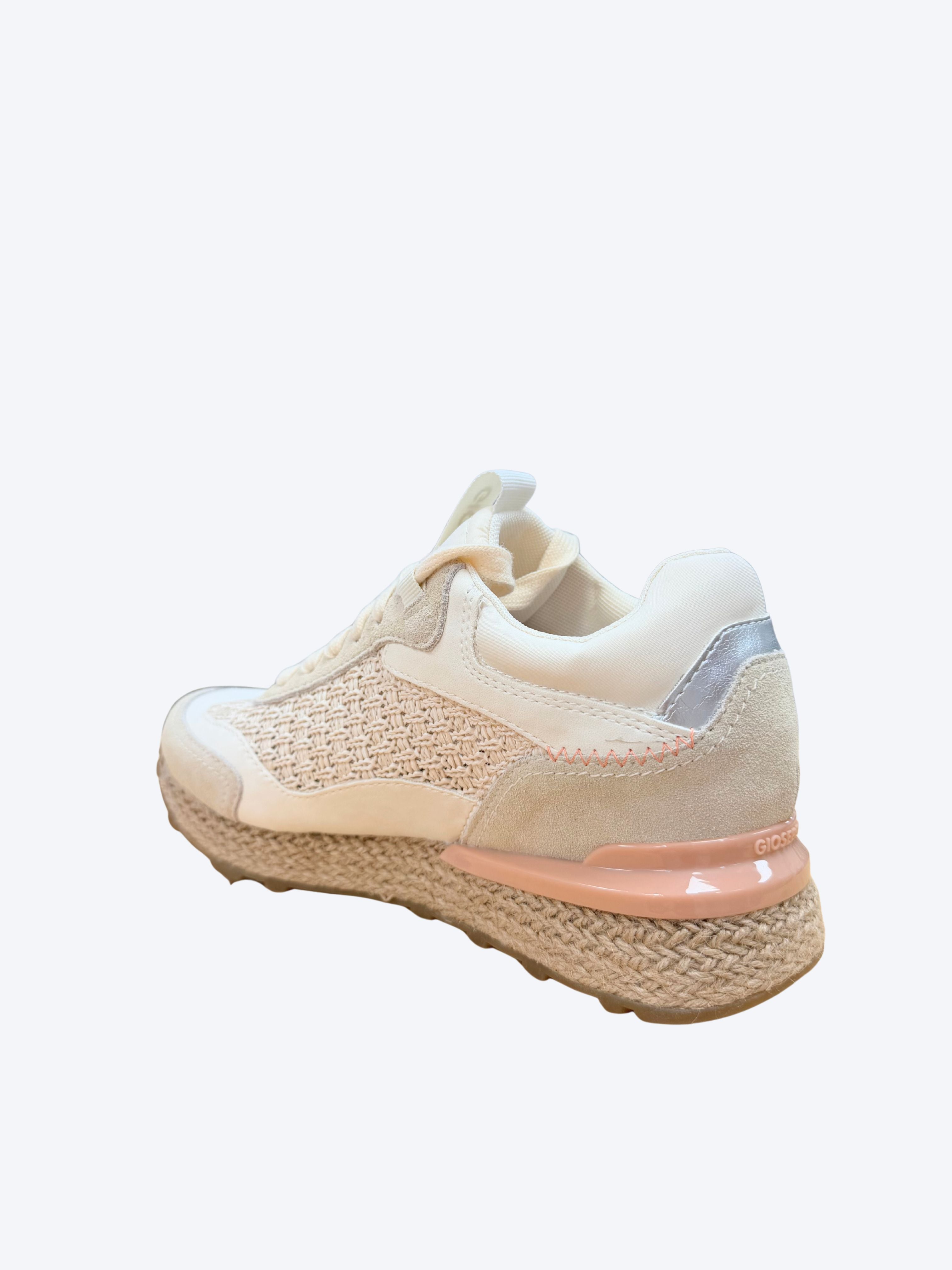 Sneakers mujer Gioseppo crema con tejido crochet rosa, suela de esparto y detalle trasero semitransparente rosa, vista trasera en perspectiva