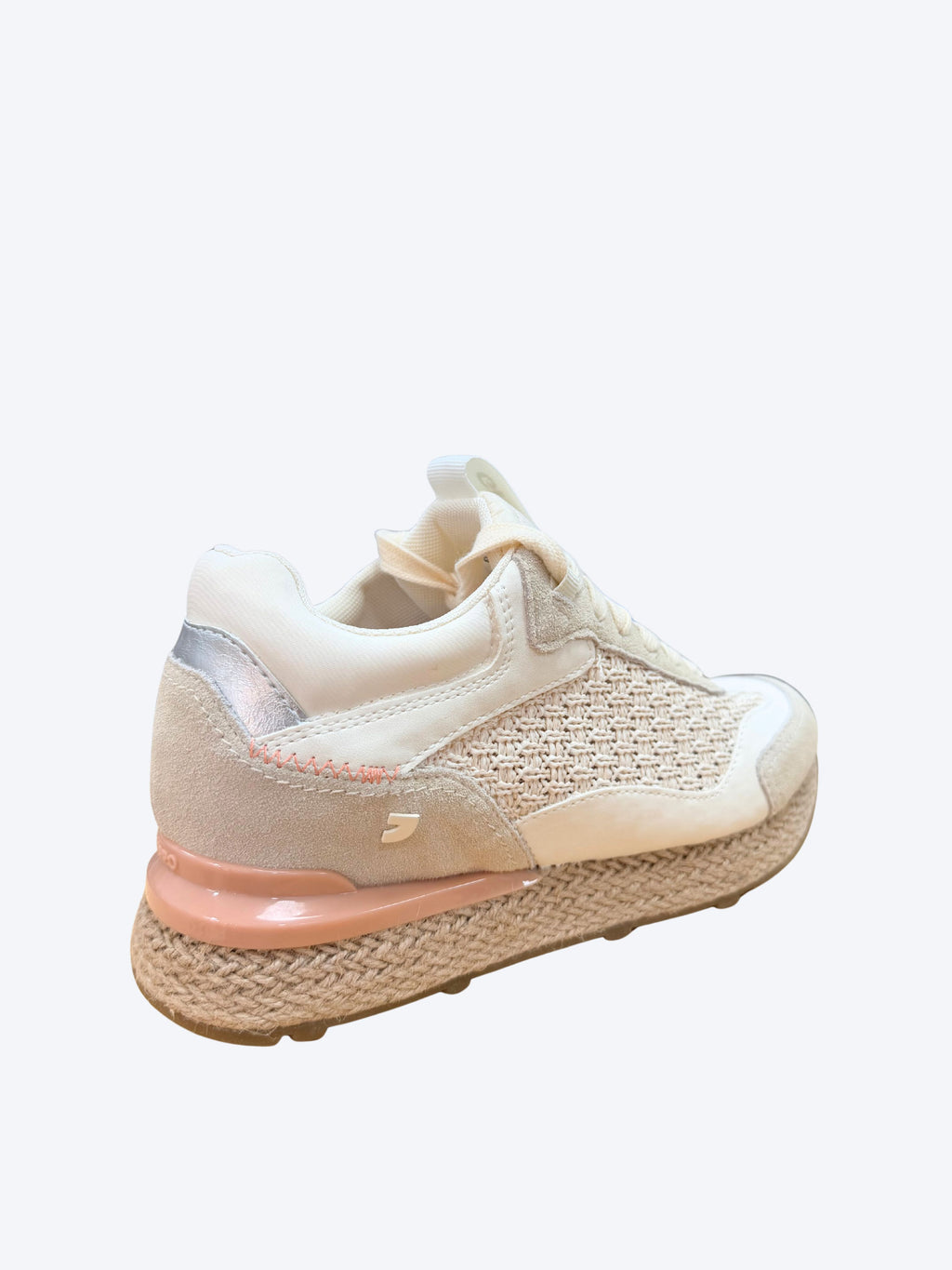 Sneakers mujer Gioseppo crema con contrafuerte plateado, costuras salmón y cápsula trasera rosa sobre suela esparto, vista trasera