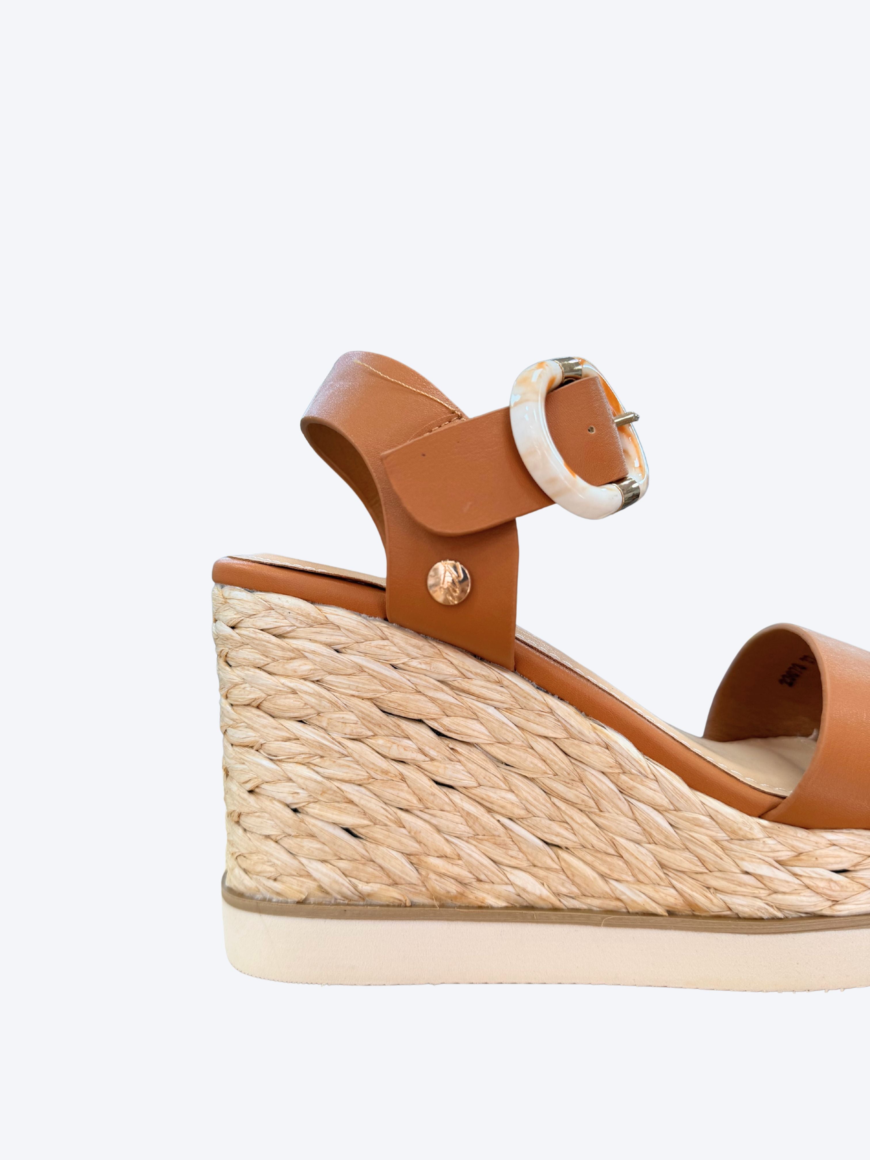 Detalle hebilla redonda carey y cuña esparto trenzado sandalia camel Isteria