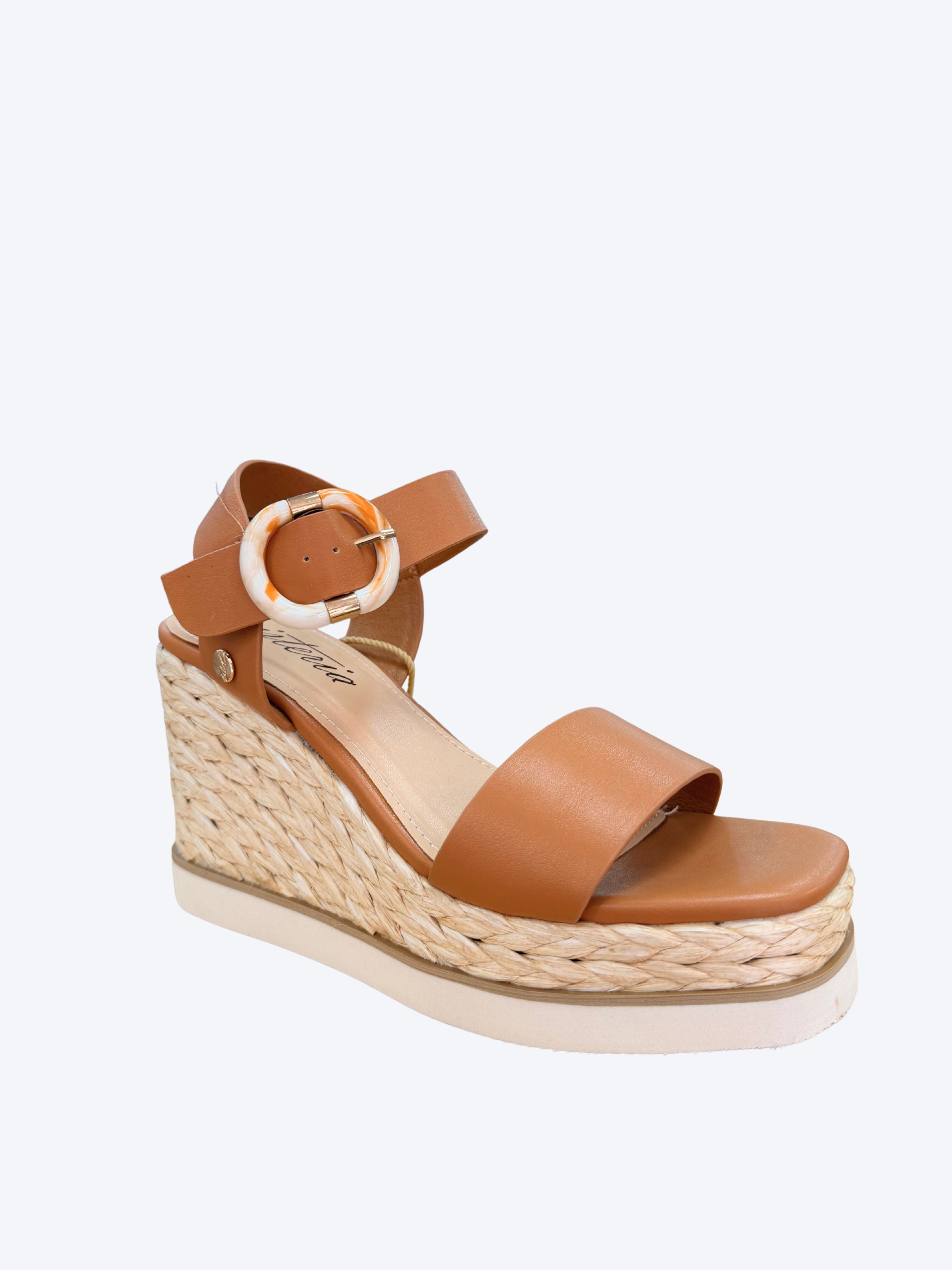 Sandalia cuña esparto camel Isteria hebilla carey vista tres cuartos