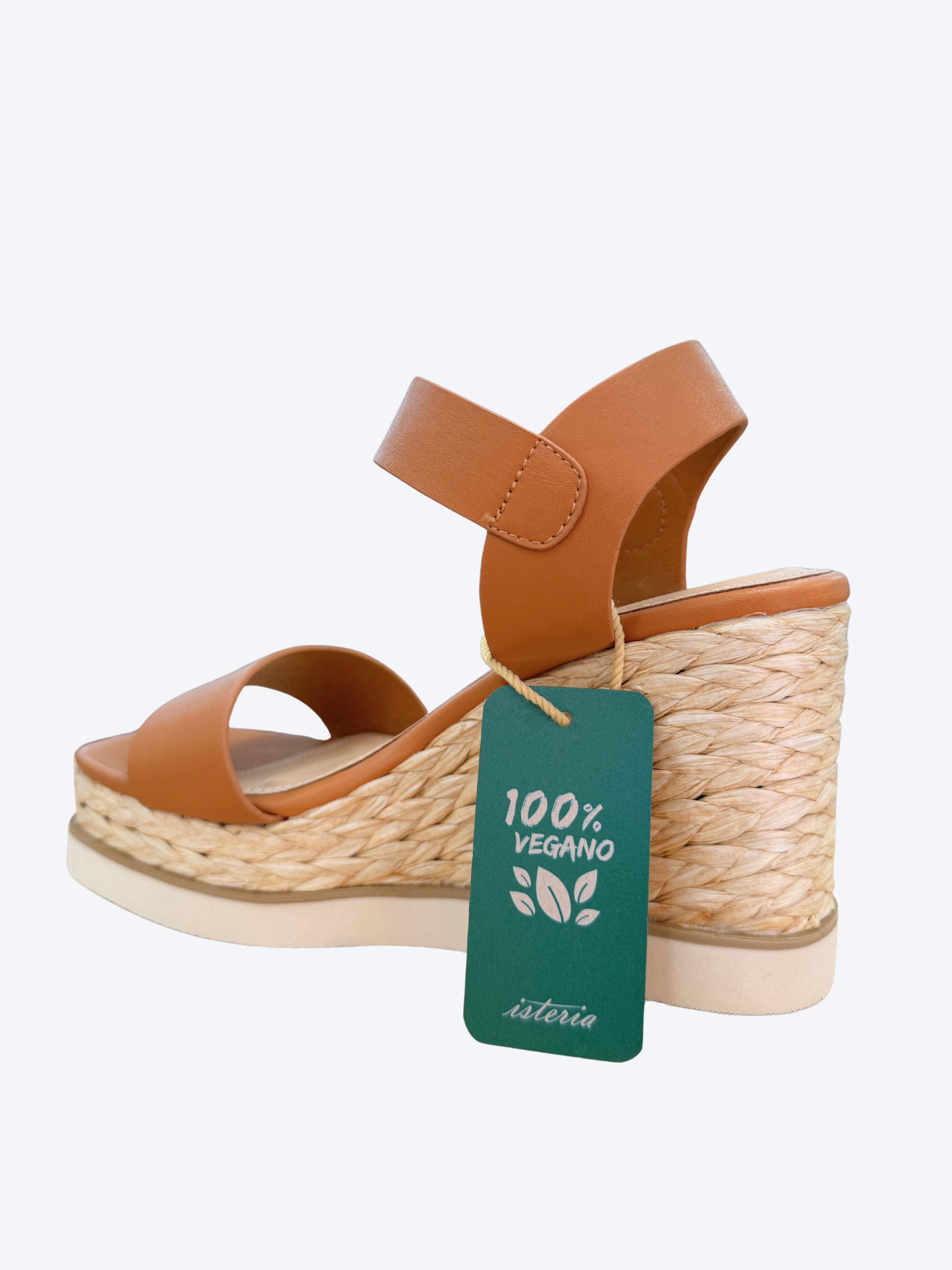 Vista trasera sandalia cuña camel Isteria con etiqueta 100% vegano