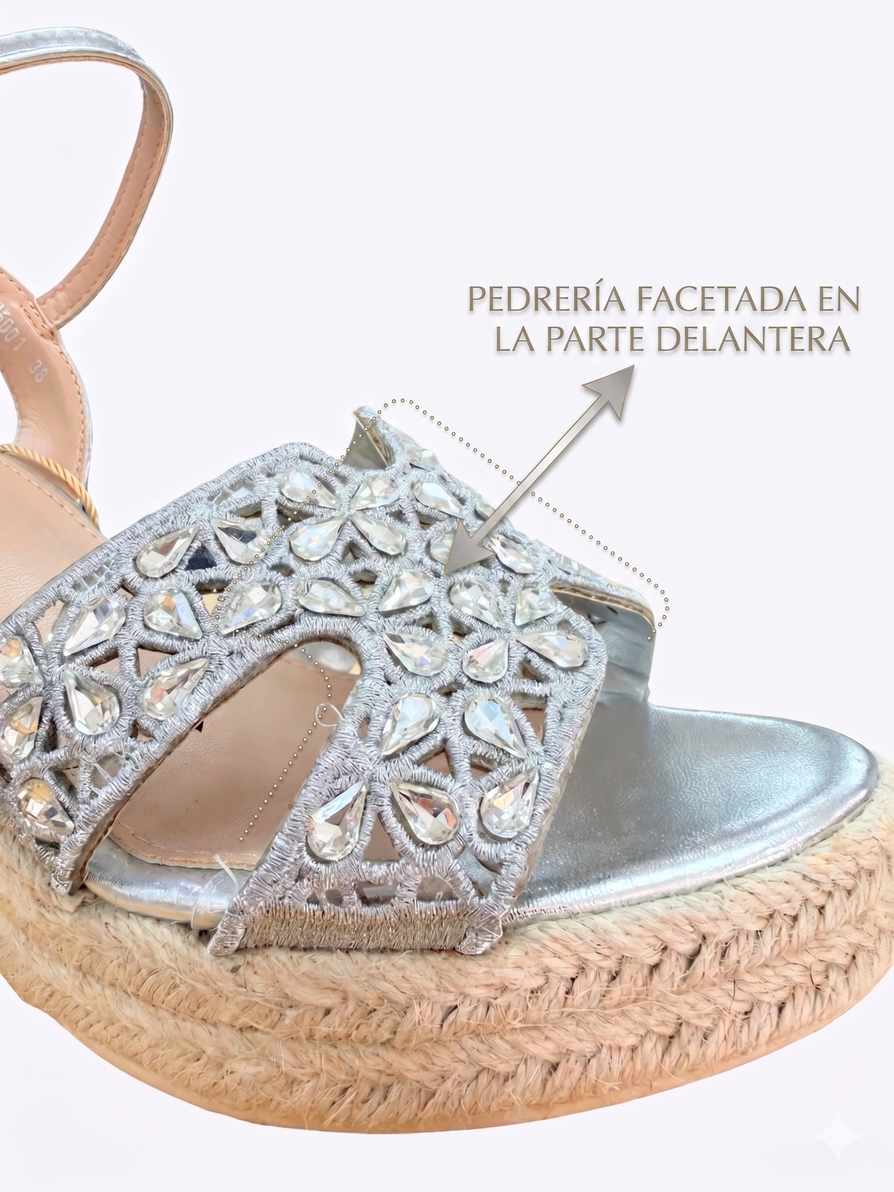 Detalle pedrería facetada en la punta sandalia cuña esparto plateada Isteria