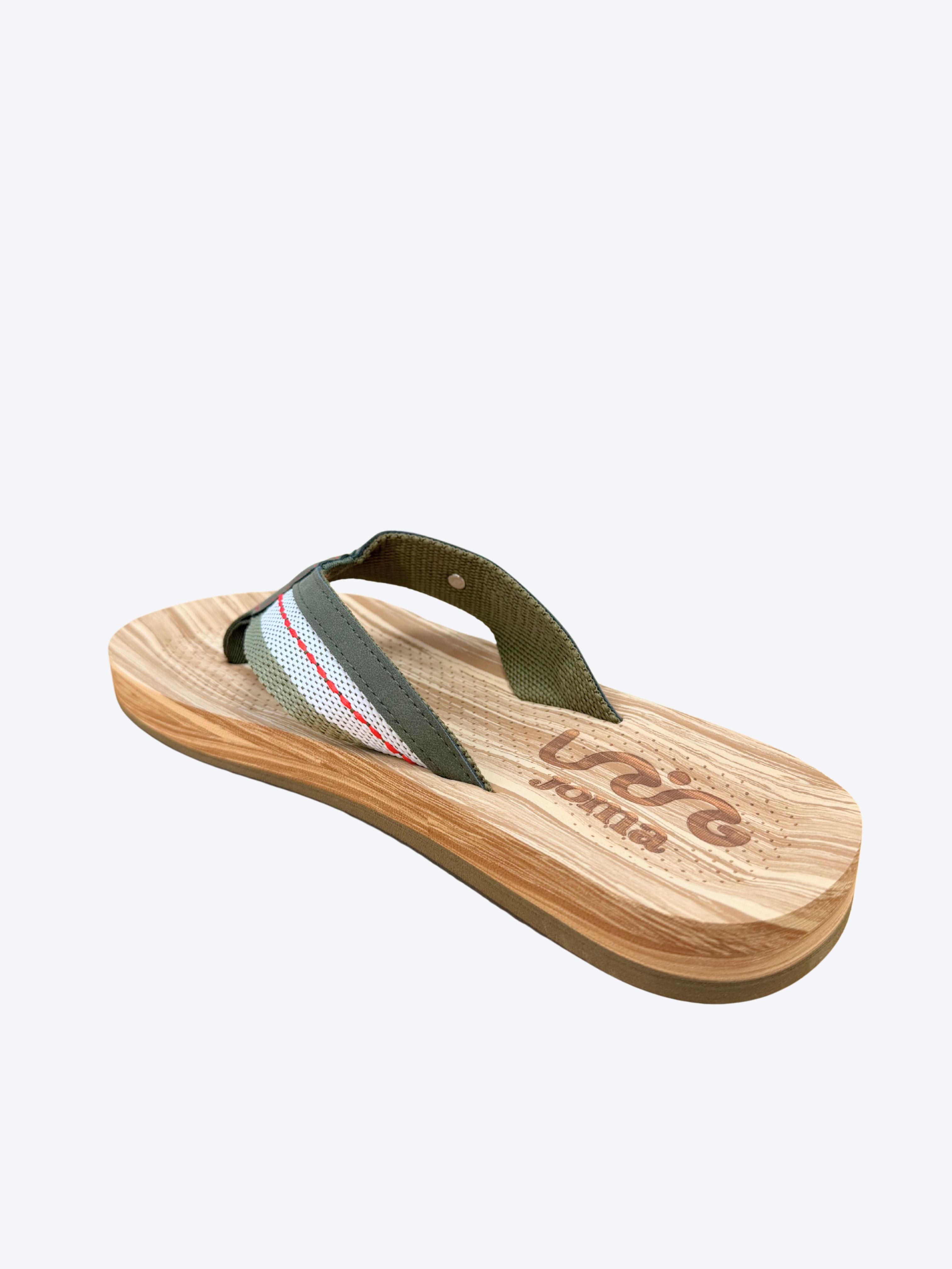 Chancla de dedo hombre Joma con suela efecto madera y correa verde kaki, vista perspectiva trasera con suela visible