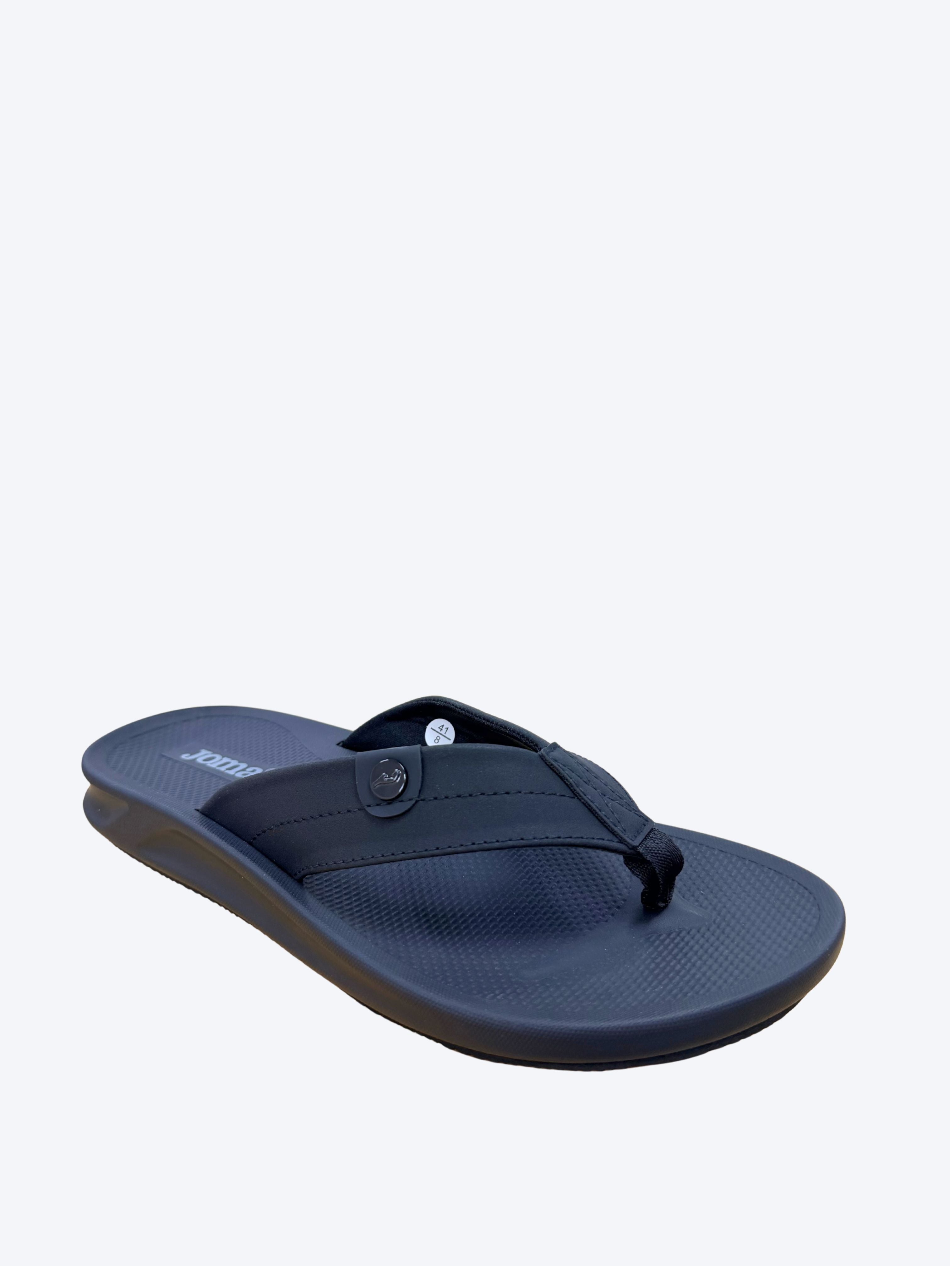 Chancla de dedo hombre Joma negra con detalle metálico en nudo interdigital, vista en perspectiva frontal