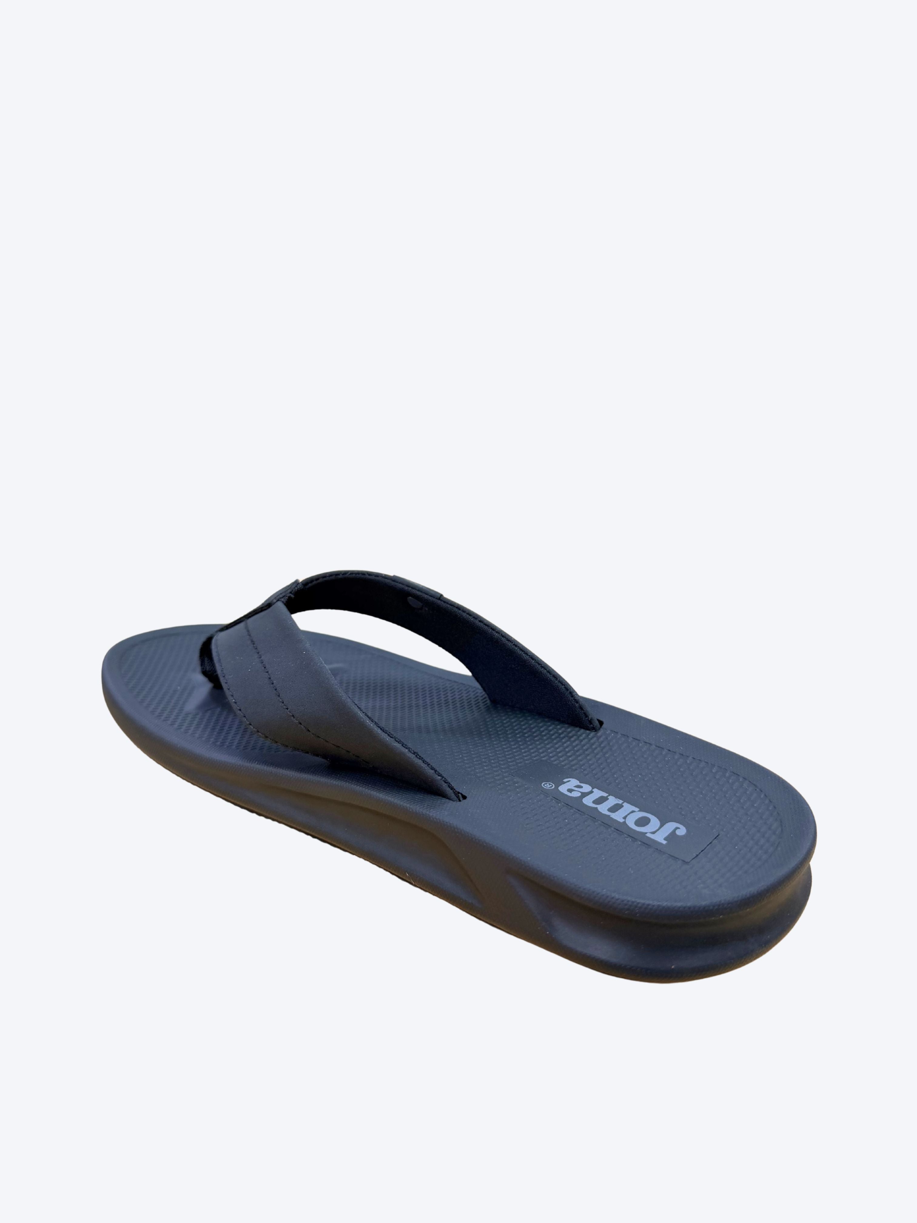 Chancla de dedo hombre Joma negra, vista trasera inferior mostrando suela bicolor y logo