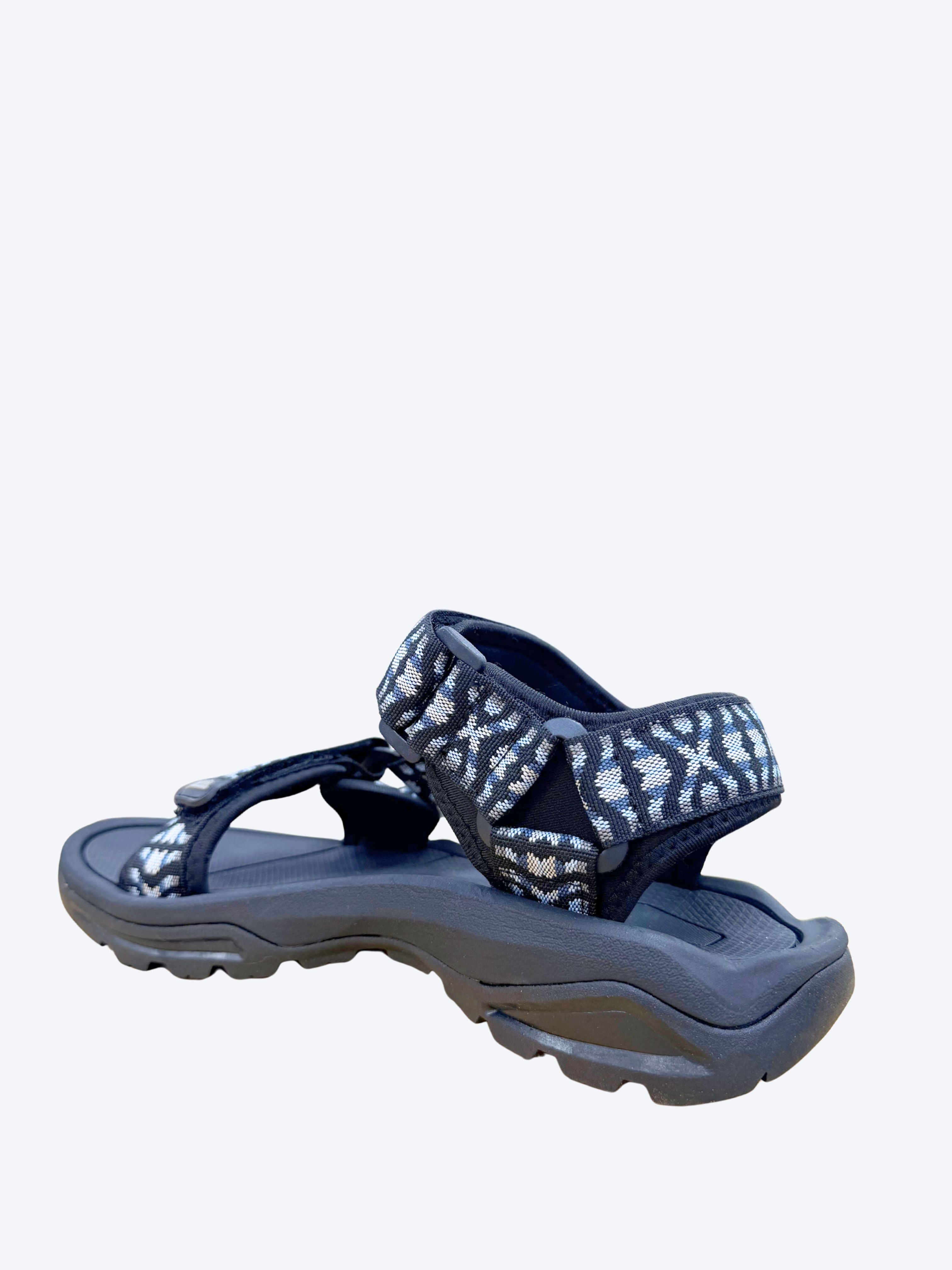 Sandalia trekking hombre Joma azul marino con suela trekking de goma y tiras con estampado geométrico, vista trasera en perspectiva