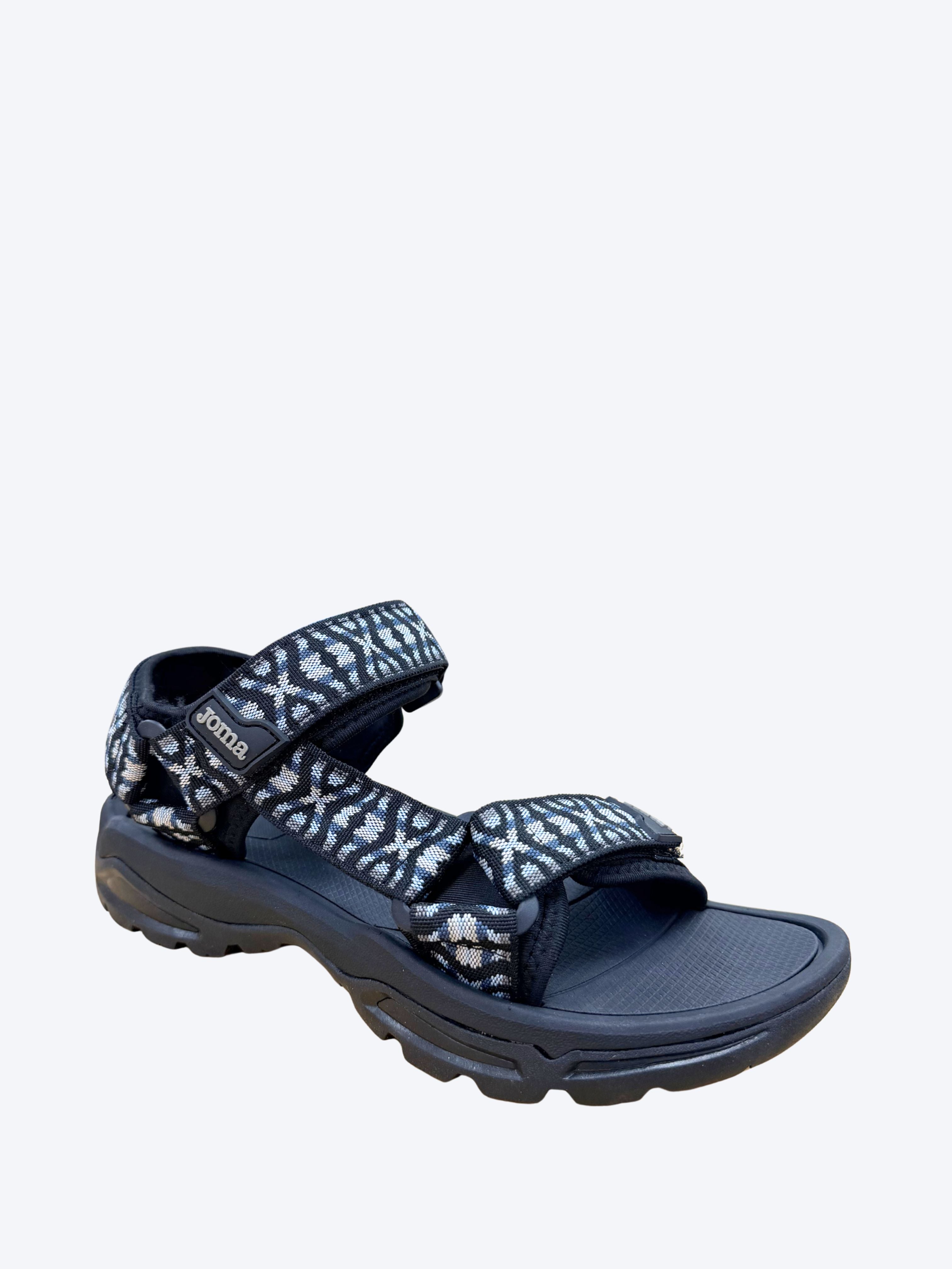 Sandalia trekking hombre Joma azul marino con estampado geométrico y suela trekking, vista en perspectiva frontal