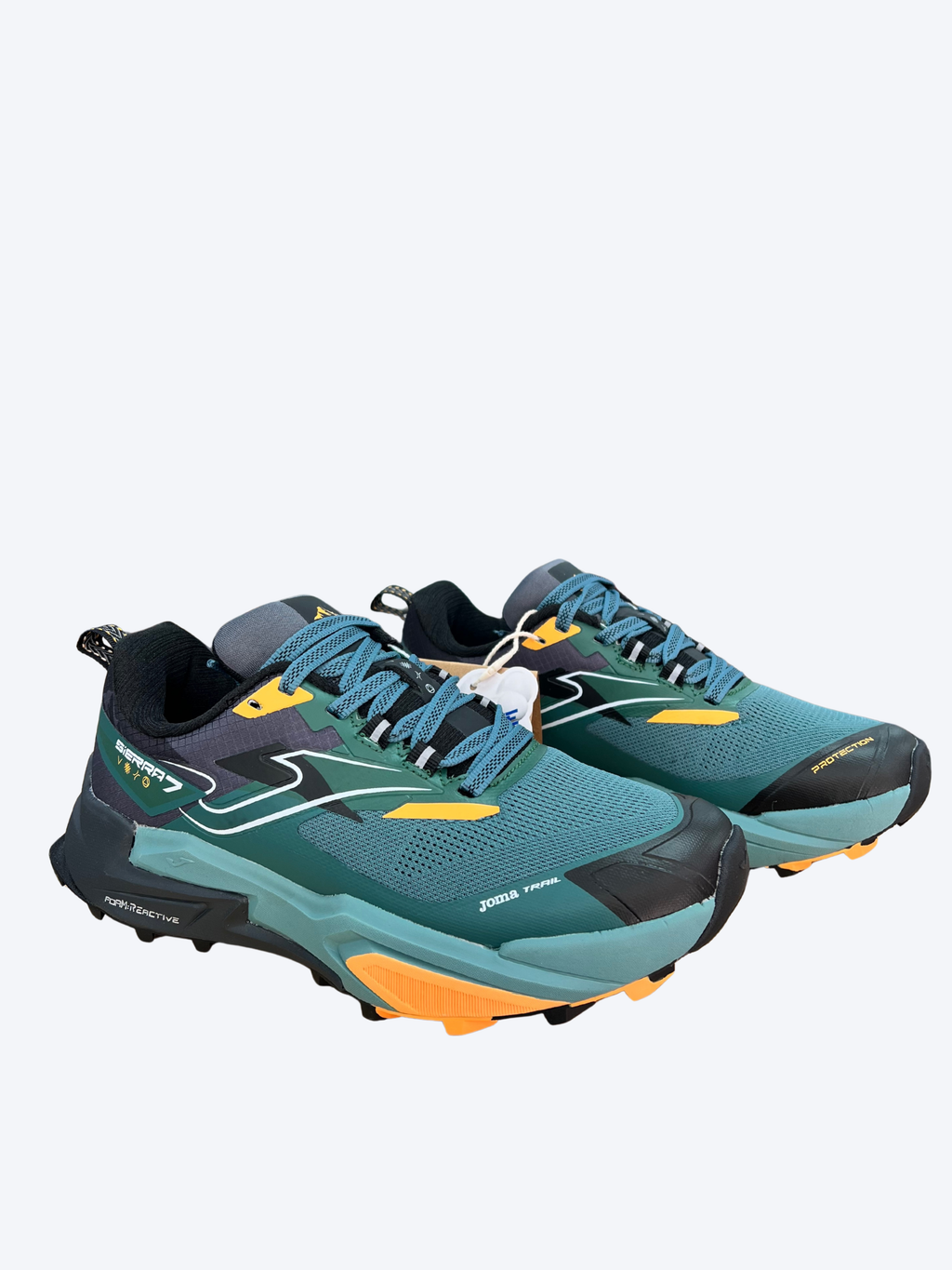 Par completo de zapatillas Joma Sierra 7 de trail running para hombre y mujer.