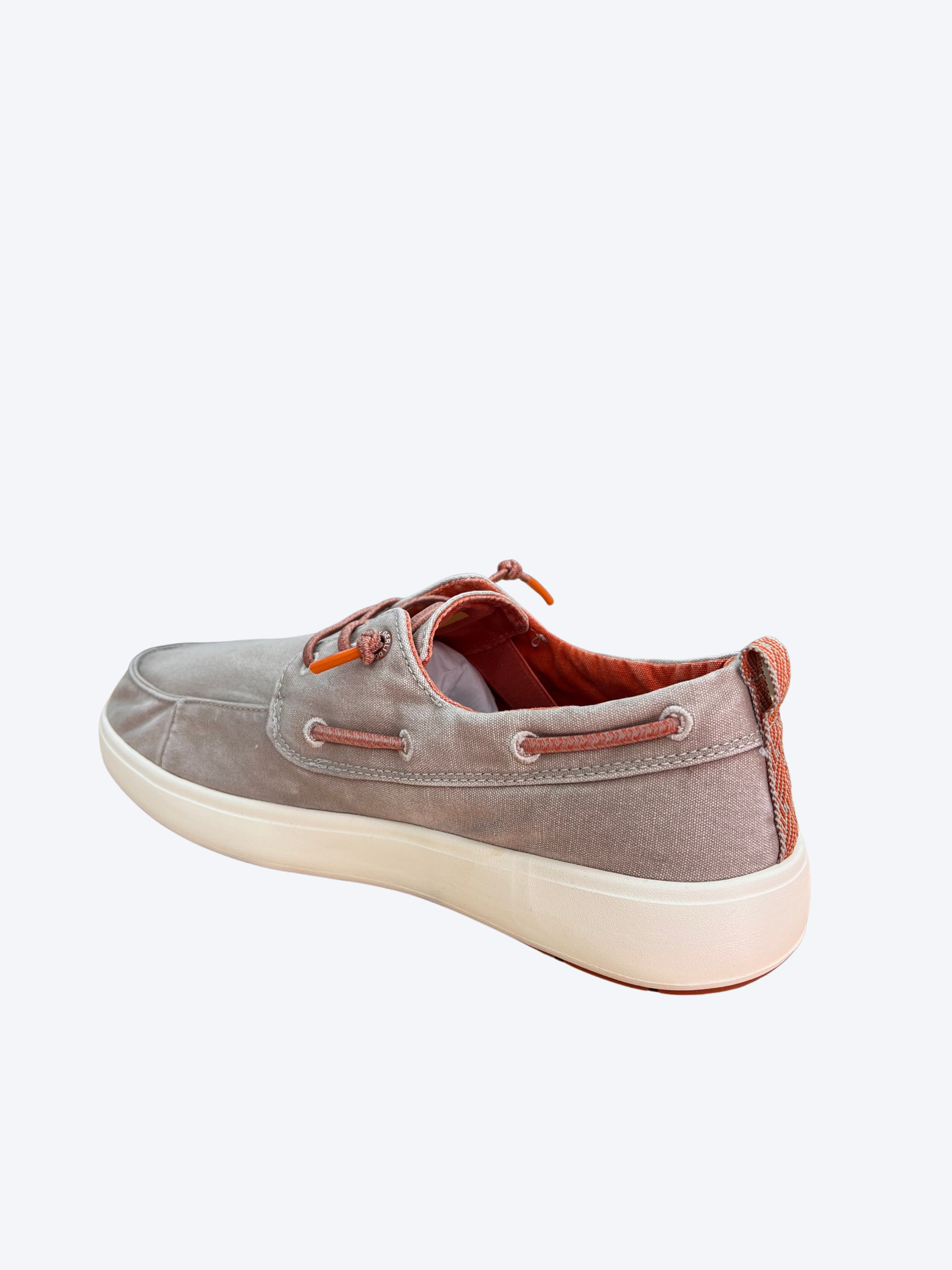 Zapato náutico Dockers de hombre mostrando talón y cordones