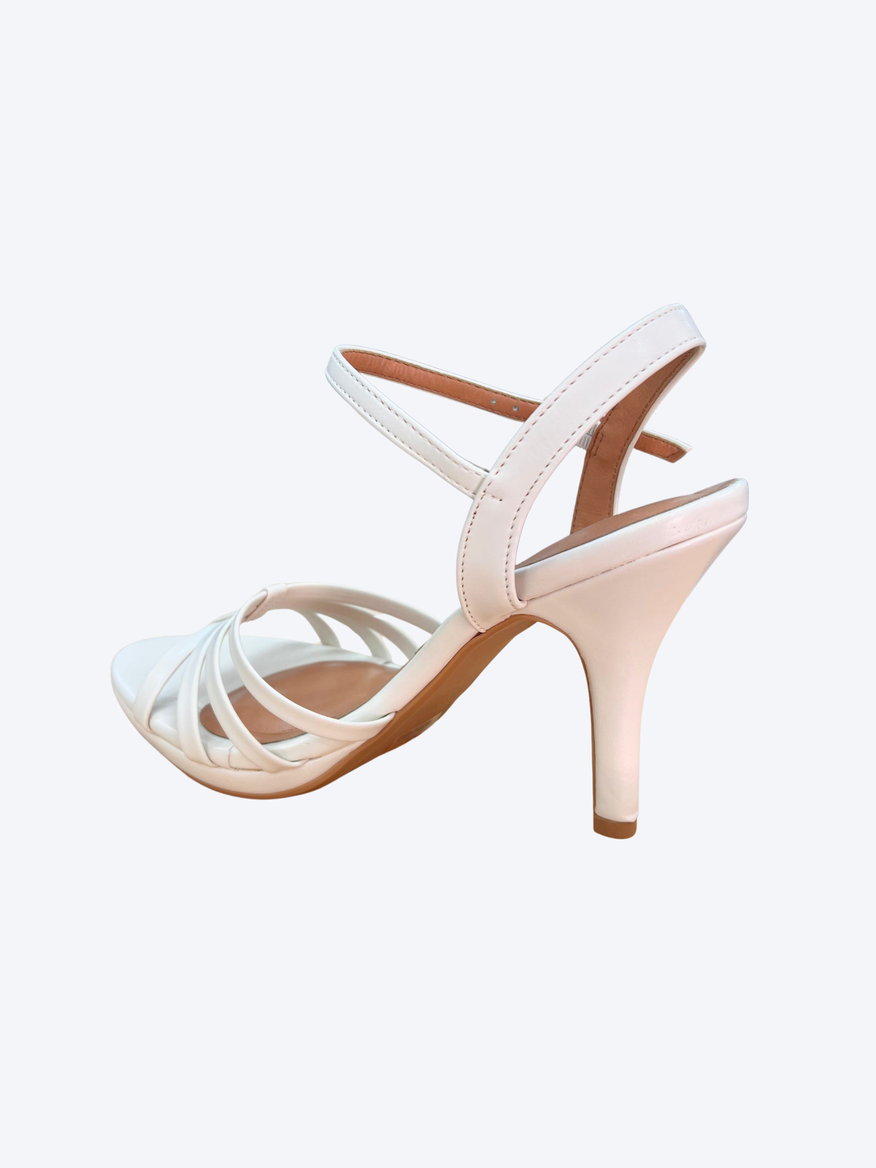 Sandalia elegante blanca Vizzano de mujer mostrando el diseño de tiras