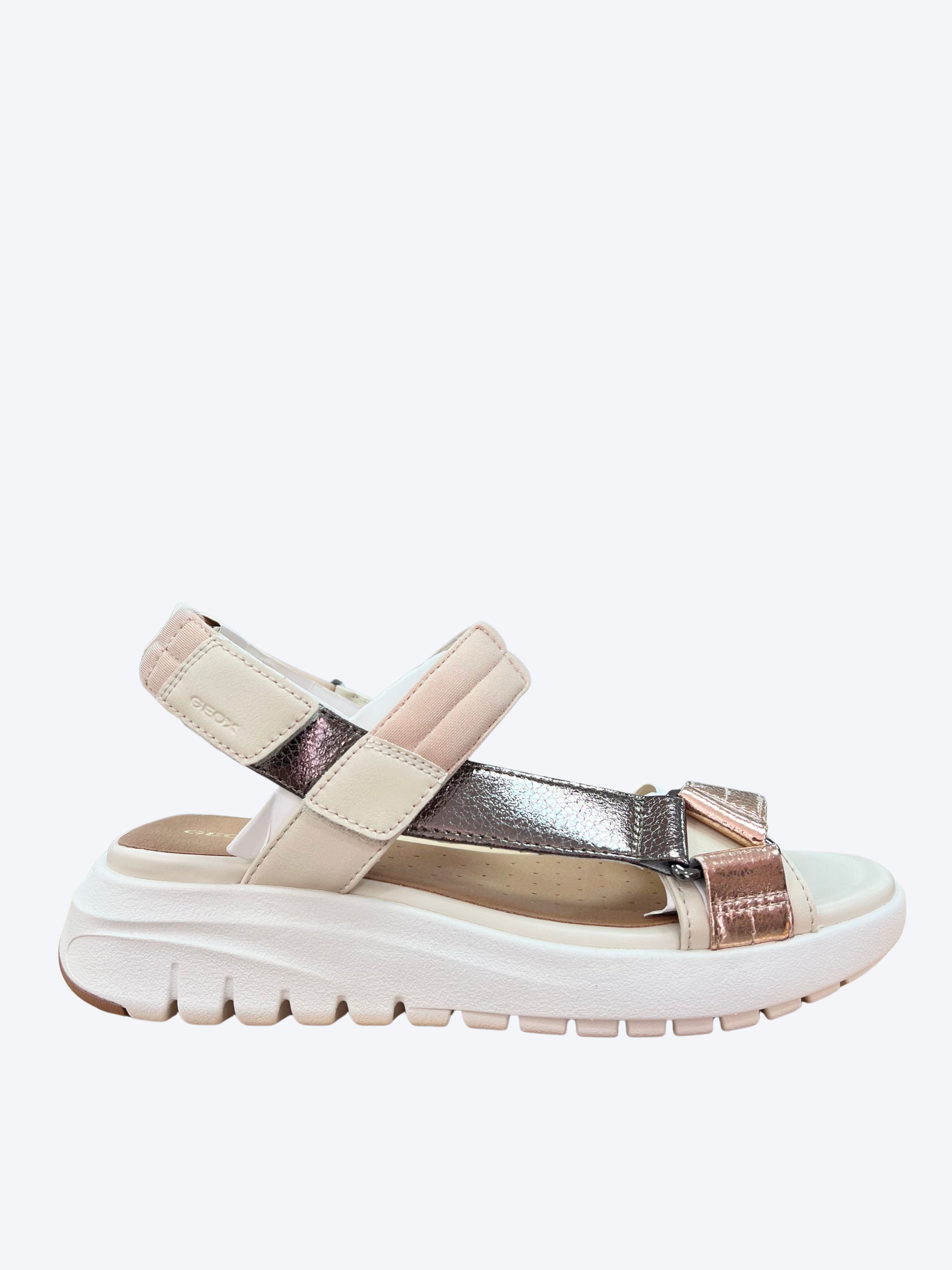 andalia Geox mujer vista lateral con tiras metalizadas rosa y plata, velcro y plataforma blanca