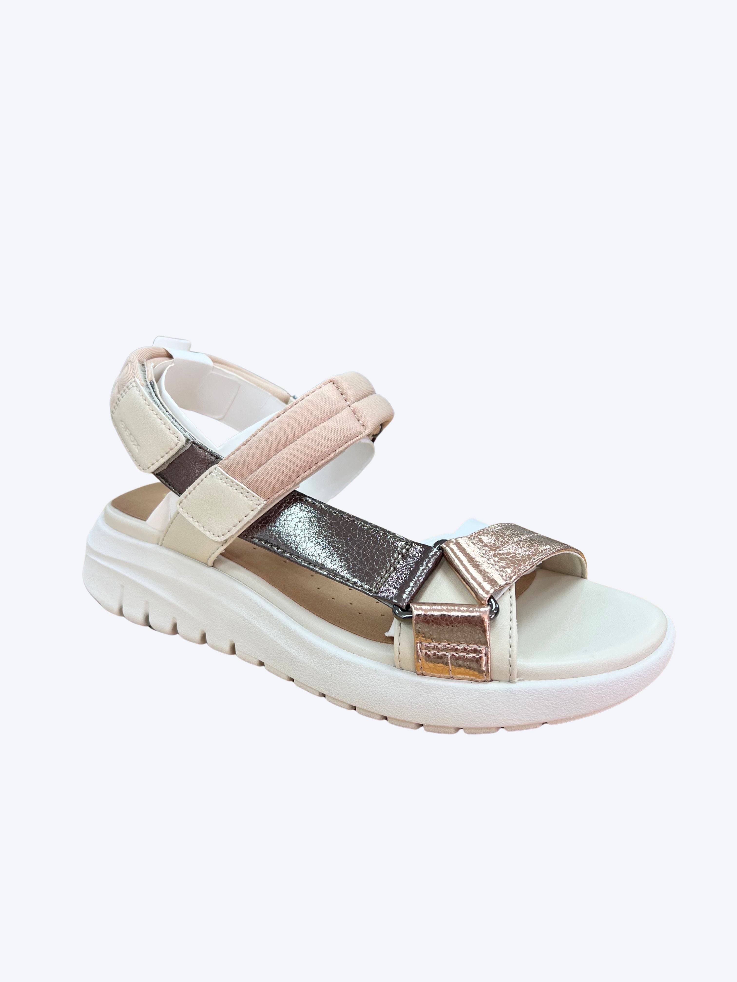 Sandalia Geox mujer vista frontal con tiras cruzadas metalizadas y plataforma blanca cómoda