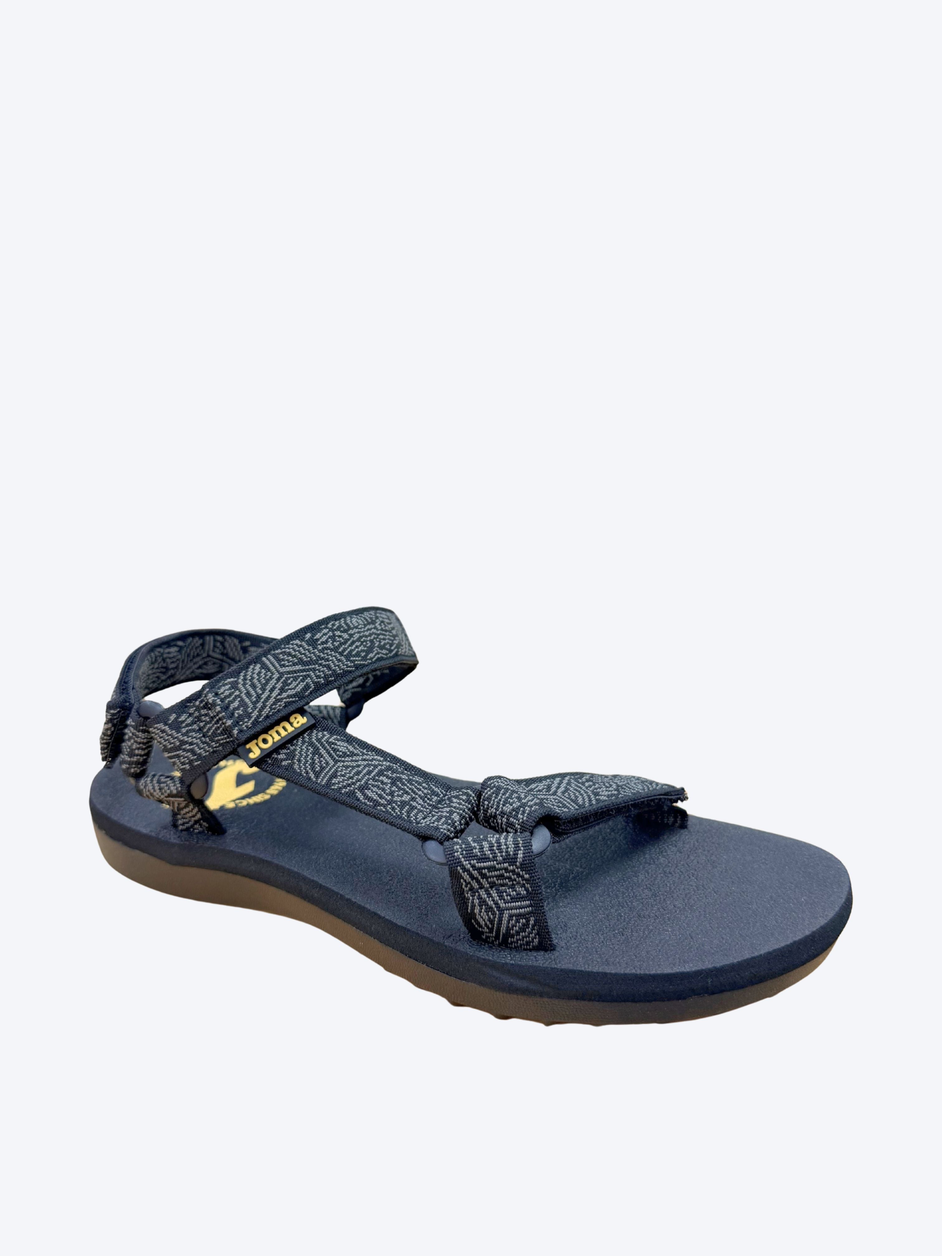 Sandalia mujer Joma étnico negro vista diagonal frontal con plantilla negra y logo dorado