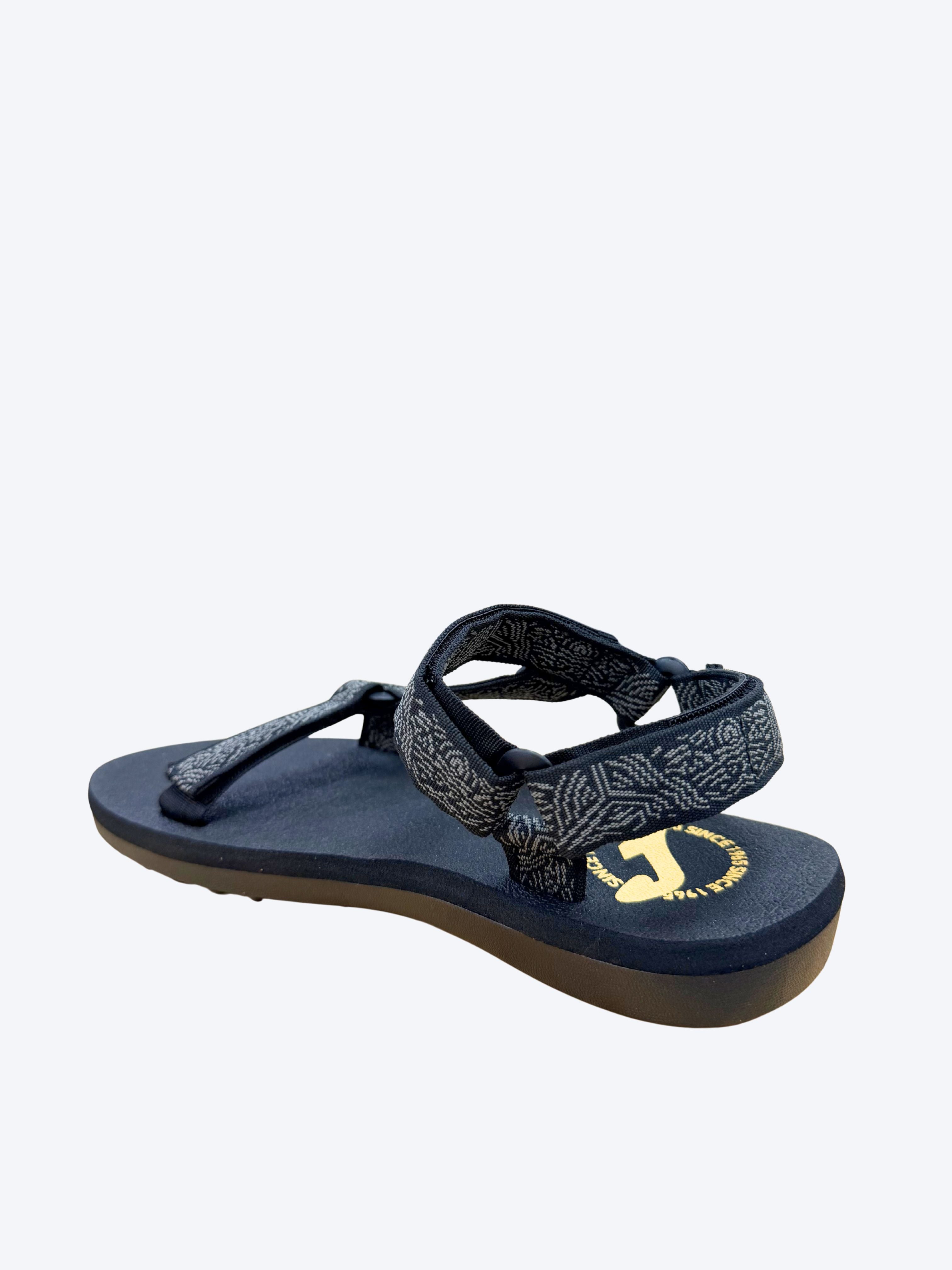 Sandalia mujer Joma étnico negro vista posterior diagonal con suela marrón y logo dorado