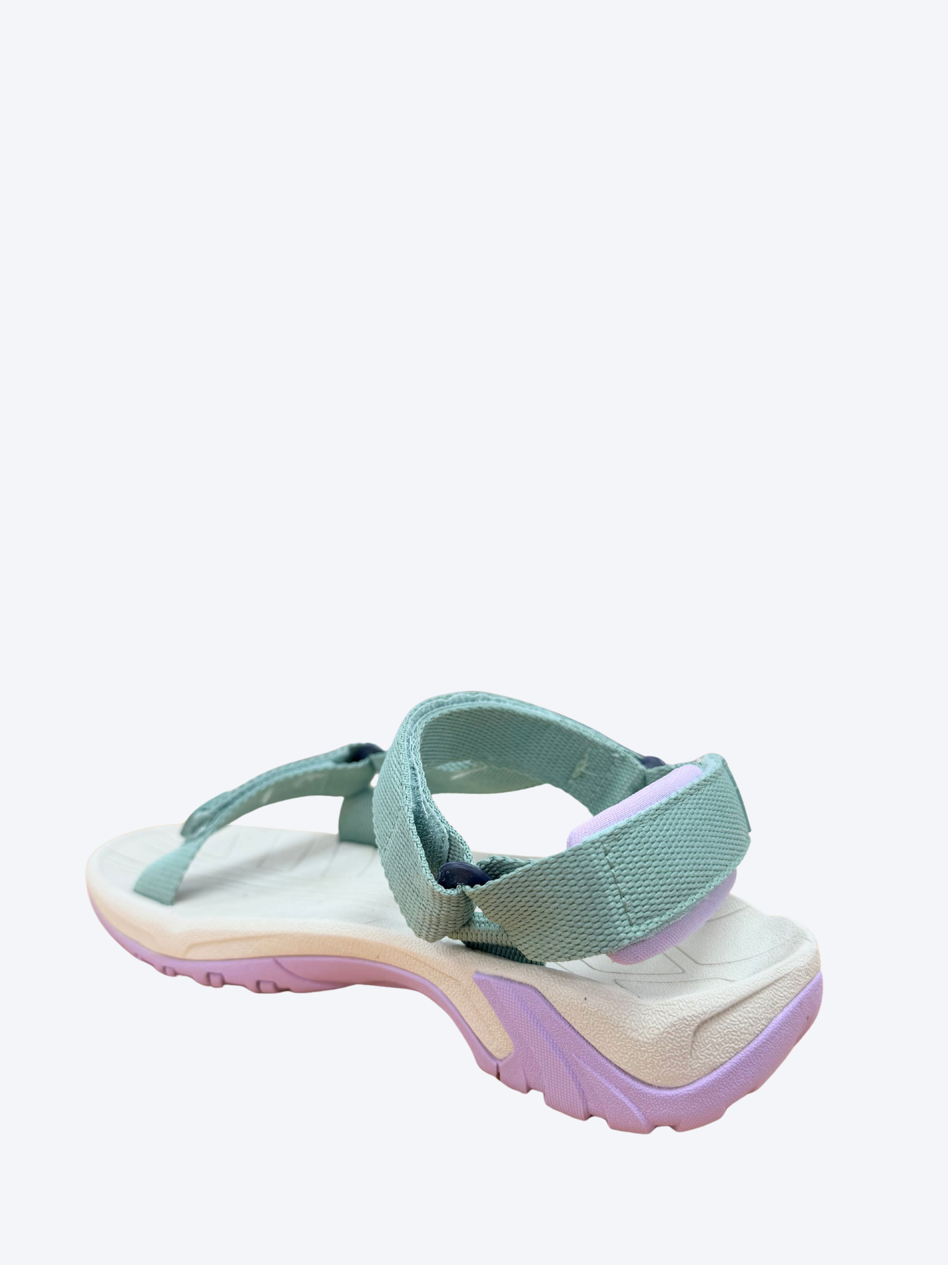 Sandalia mujer Joma verde agua vista posterior diagonal con plantilla ergonómica y suela lila