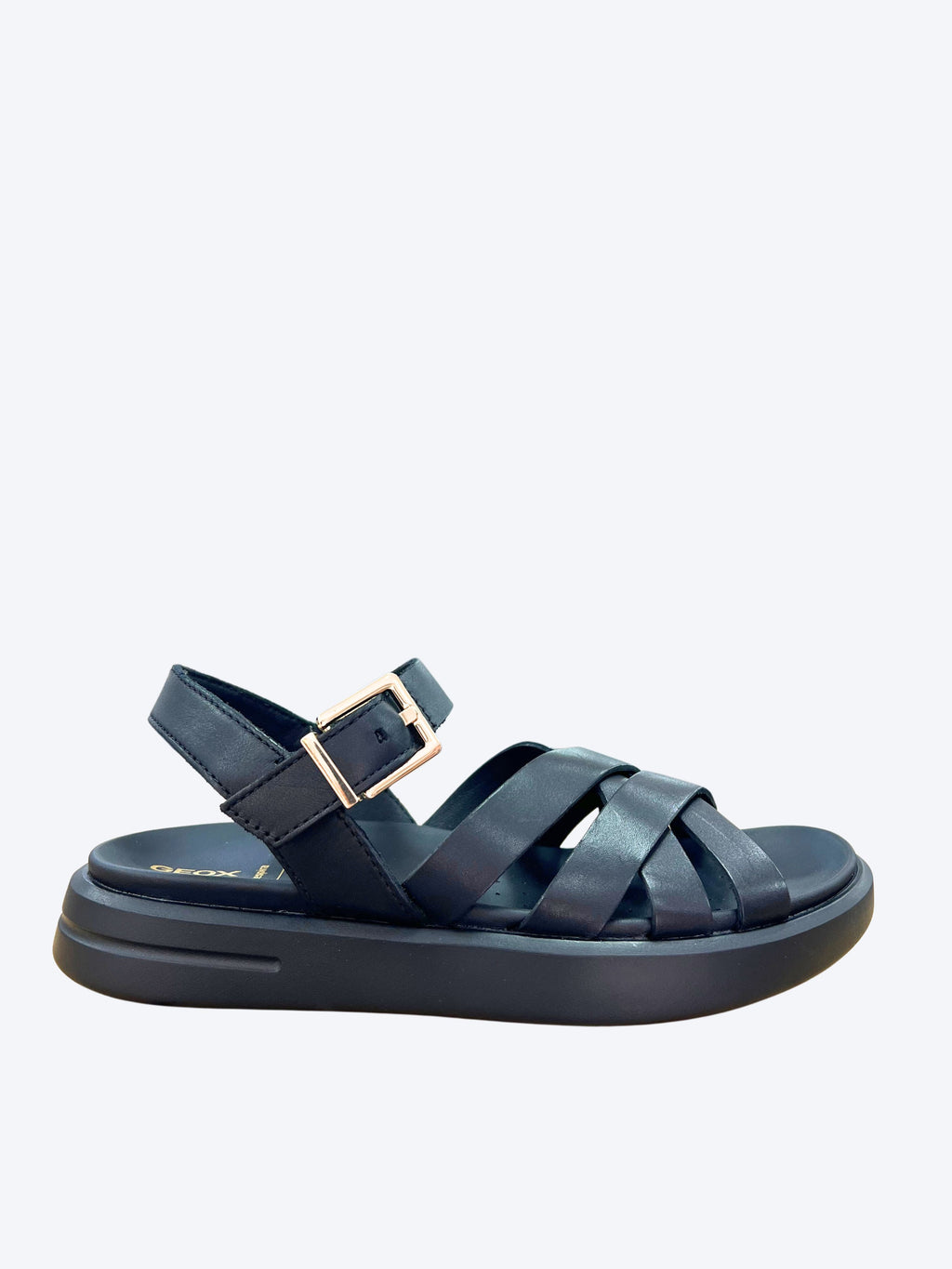Sandalia Geox mujer negra de piel con tiras cruzadas y hebilla dorada, vista lateral