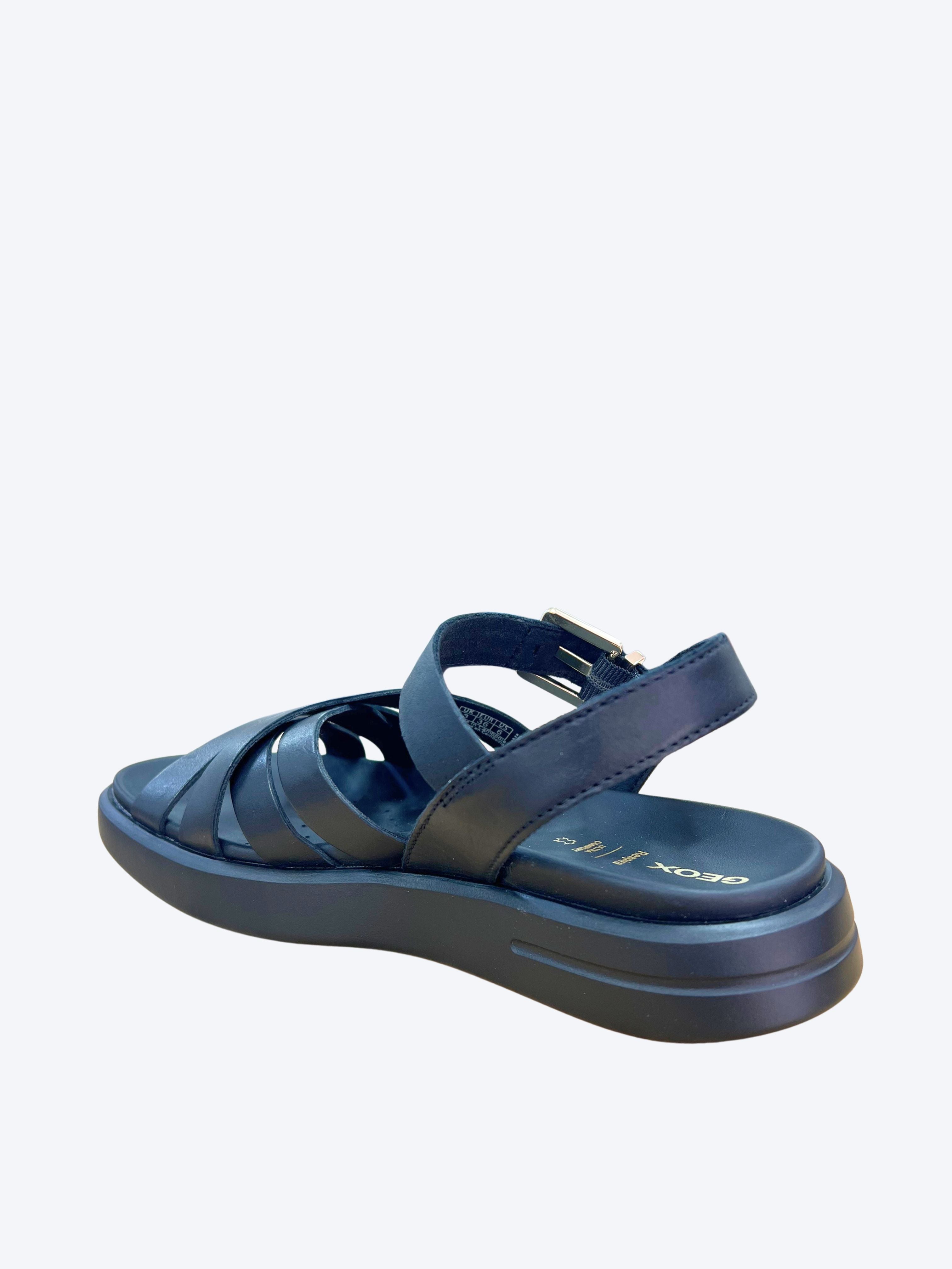 Sandalia Geox mujer piel negra con tiras cruzadas y hebilla dorada, vista lateral trasera