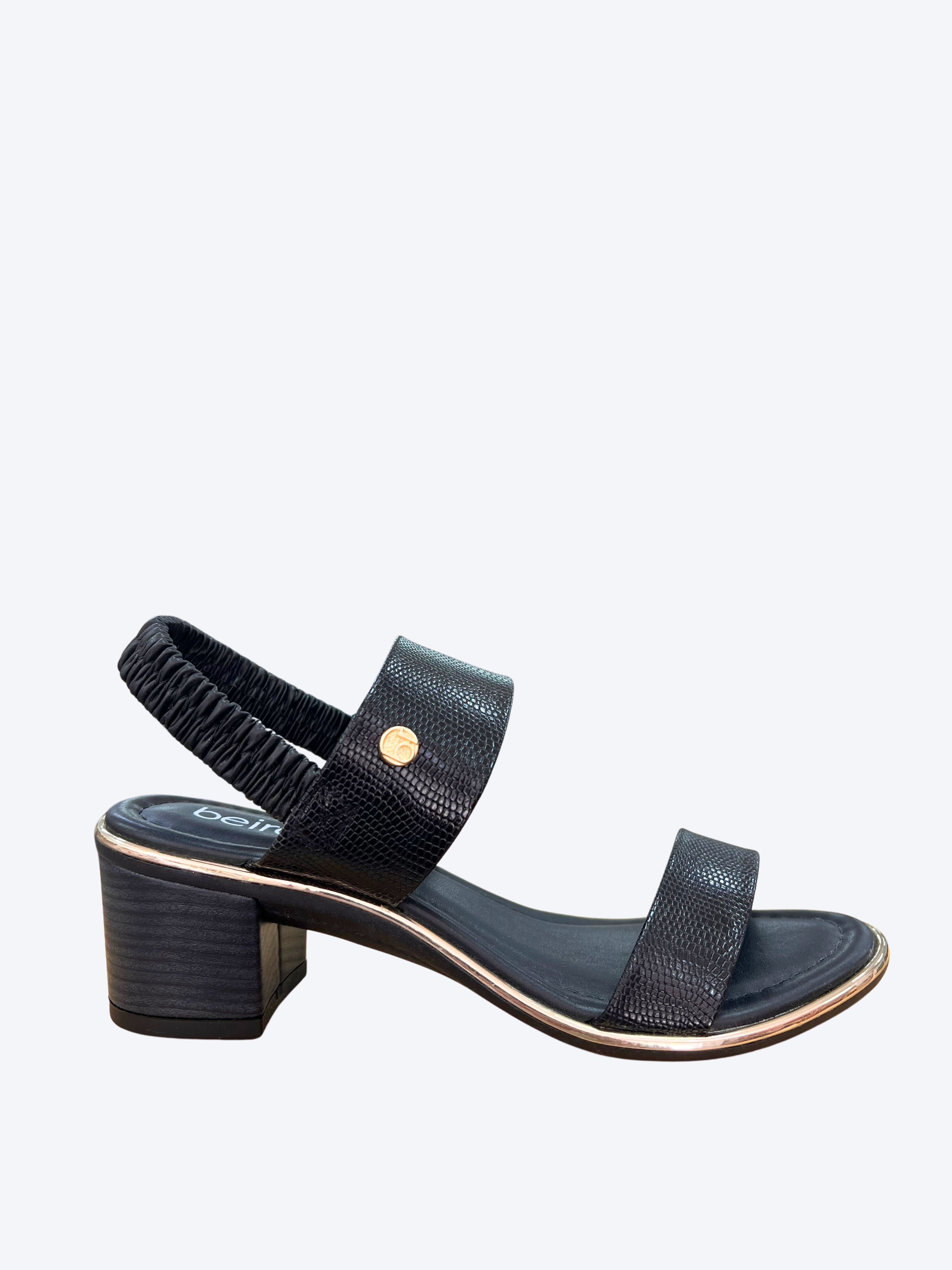 Sandalia negra Beira Rio con tacón bloque medio y detalle dorado lateral para mujer.