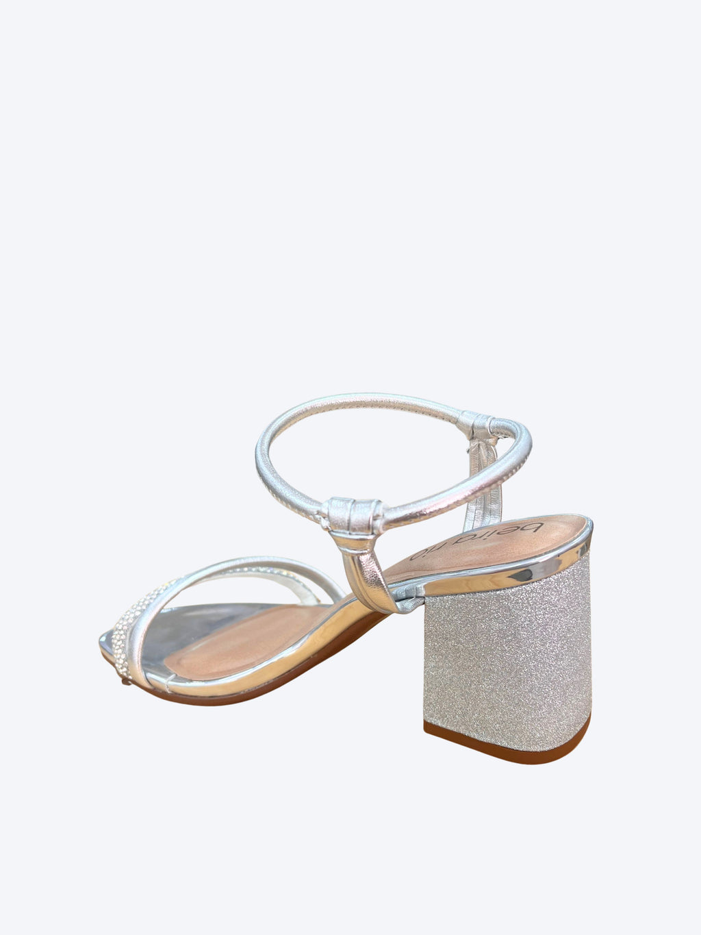 Sandalia mujer Beira Rio plateada con pulsera al tobillo y tira de brillos
