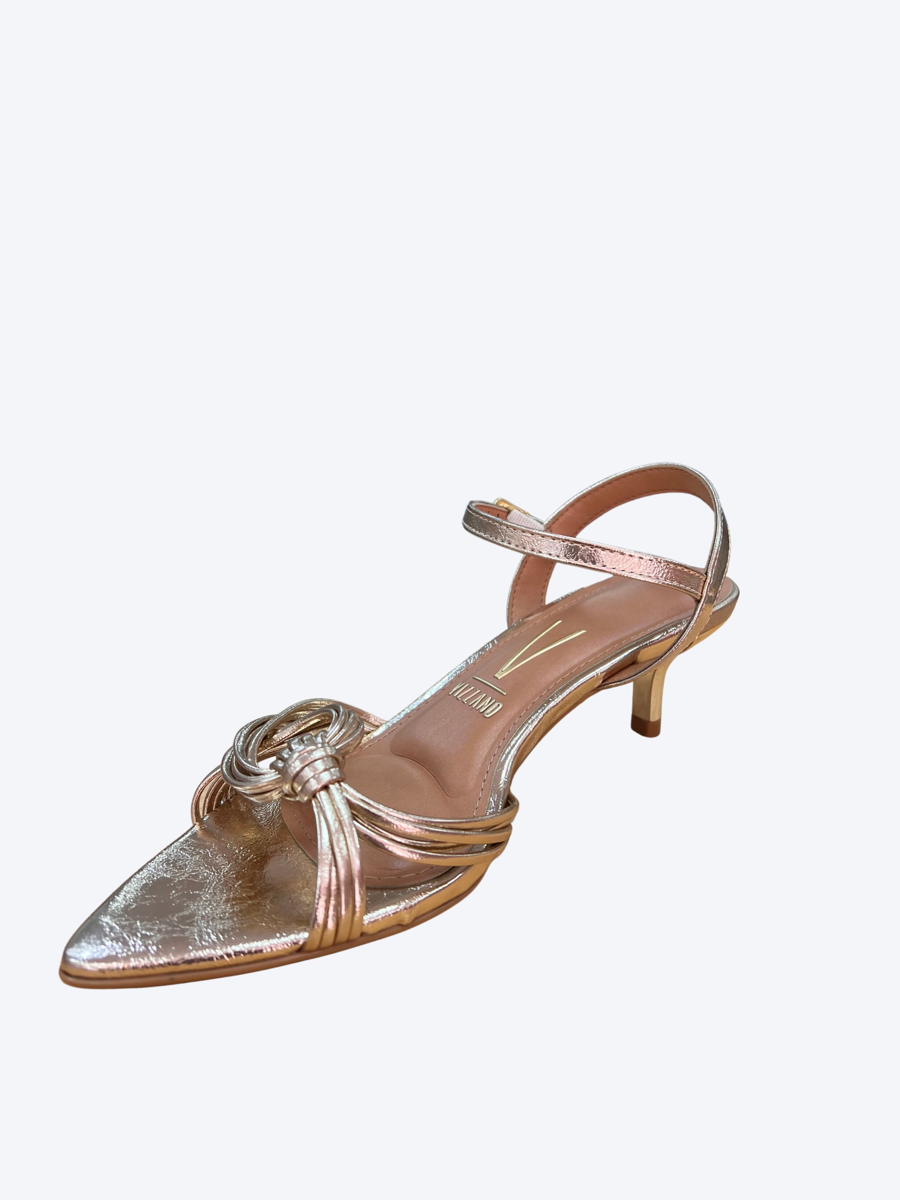 Sandalia elegante de tiras cruzadas y punta fina en tono dorado
