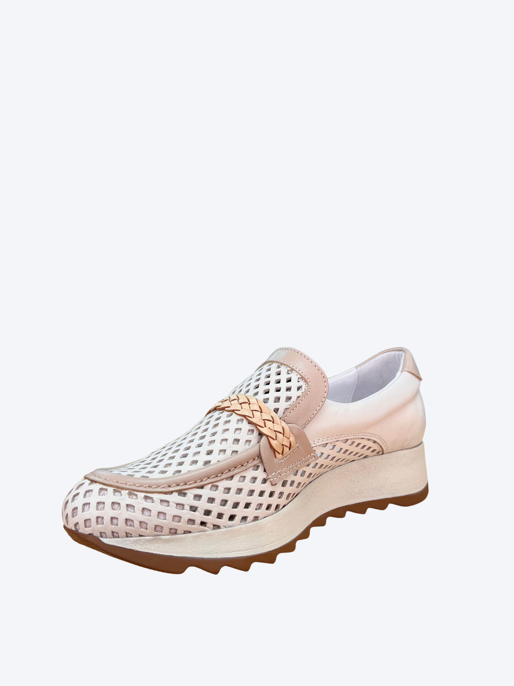 Zapato cuña Vitelo mujer piel calada blanca y beige con trenzado, fabricación española, vista frontal