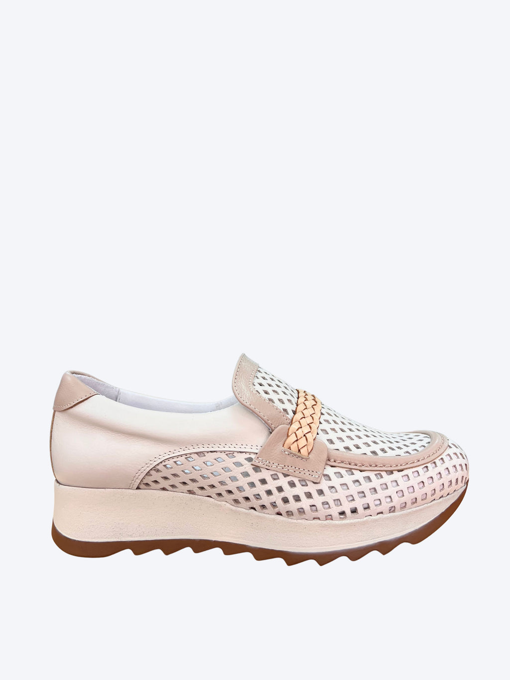 Zapato cuña Vitelo mujer piel calada beige con trenzado artesanal y suela dentada, vista lateral
