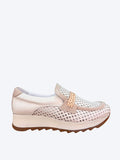 Zapato cuña Vitelo mujer piel calada beige con trenzado artesanal y suela dentada, vista lateral
