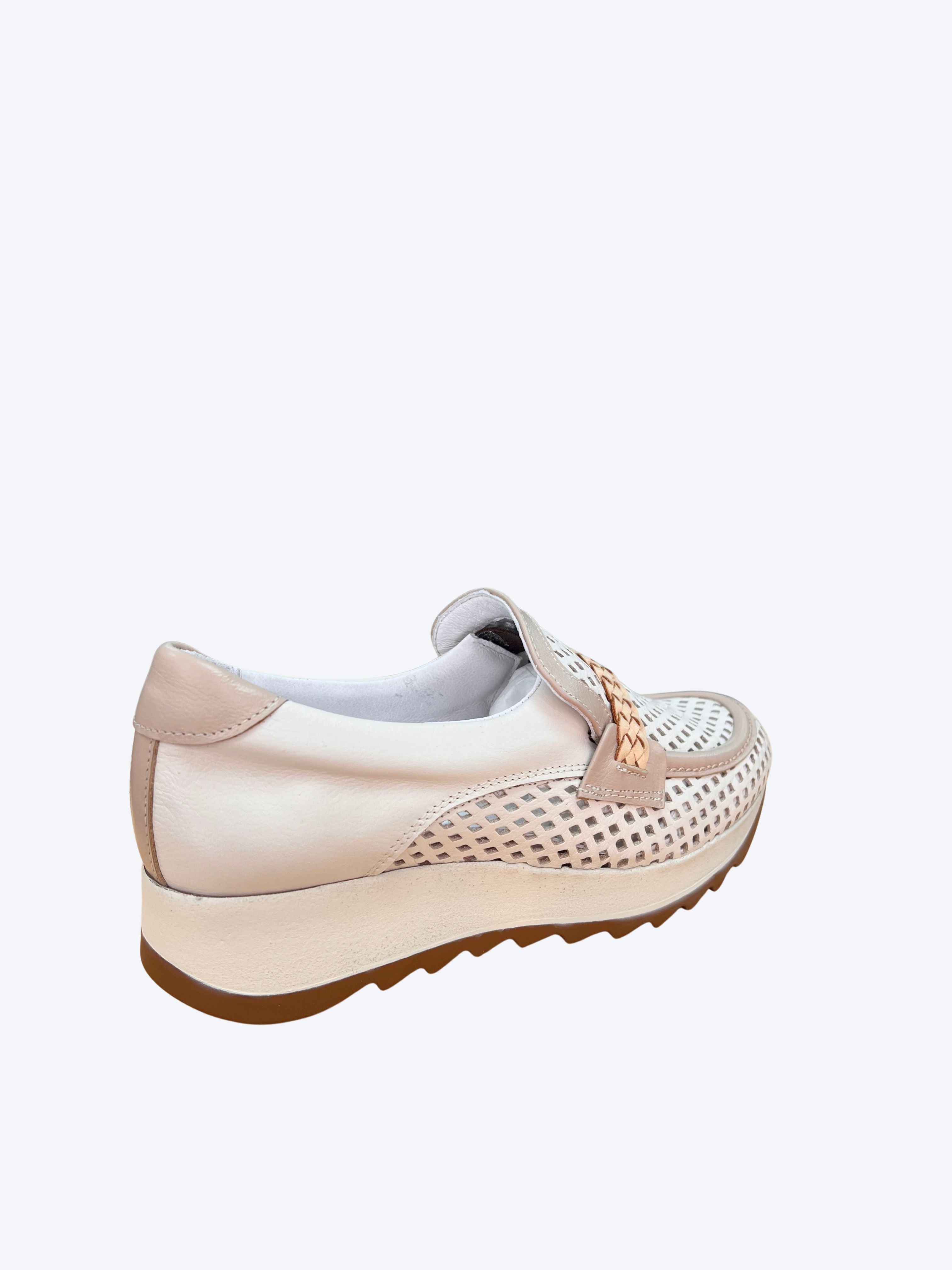 Parte trasera de zapato cuña Vitelo mujer piel calada blanca y beige con suela dentada crema