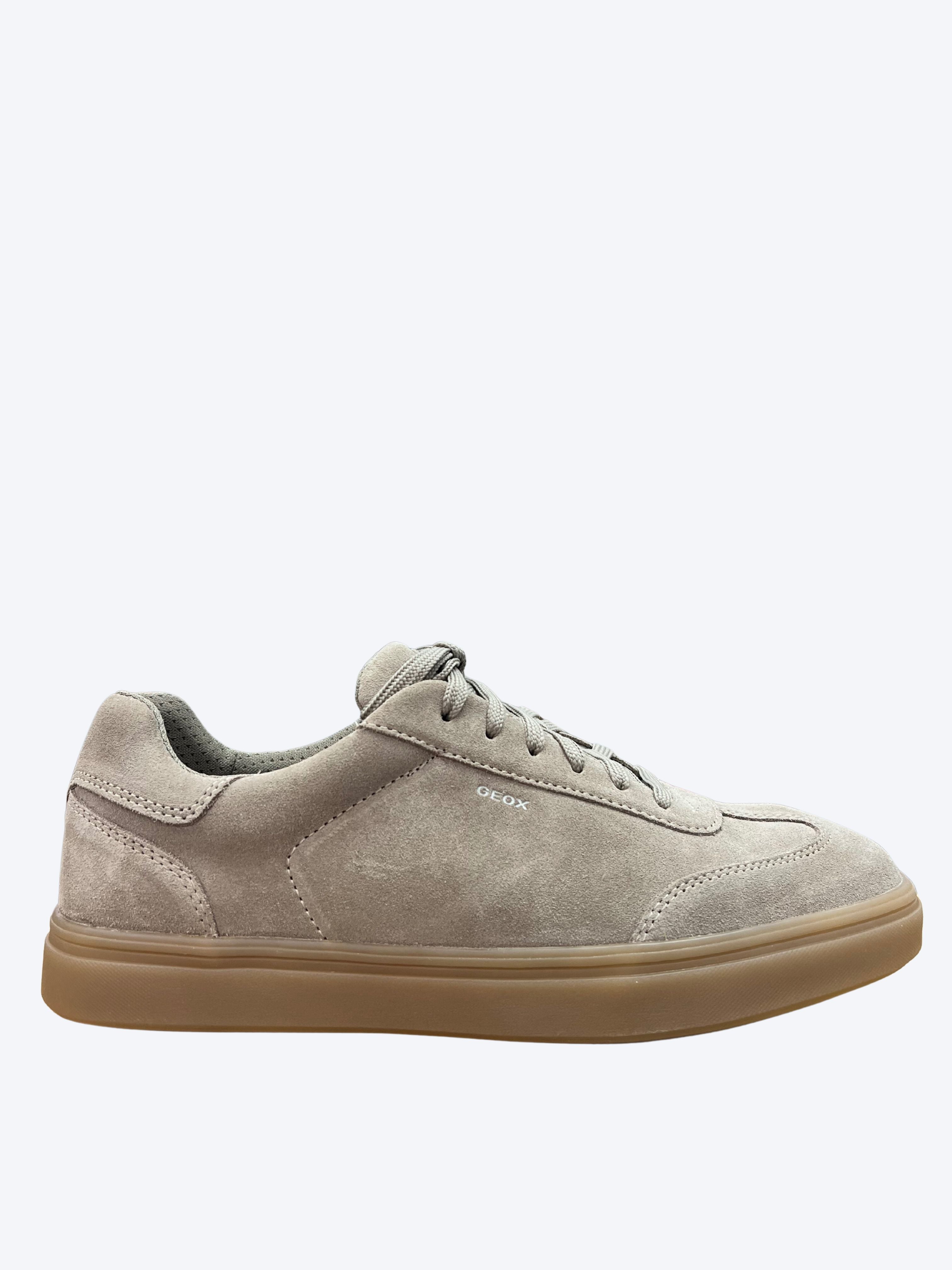 Zapatilla Geox para hombre de piel con diseño casual y vista lateral exterior