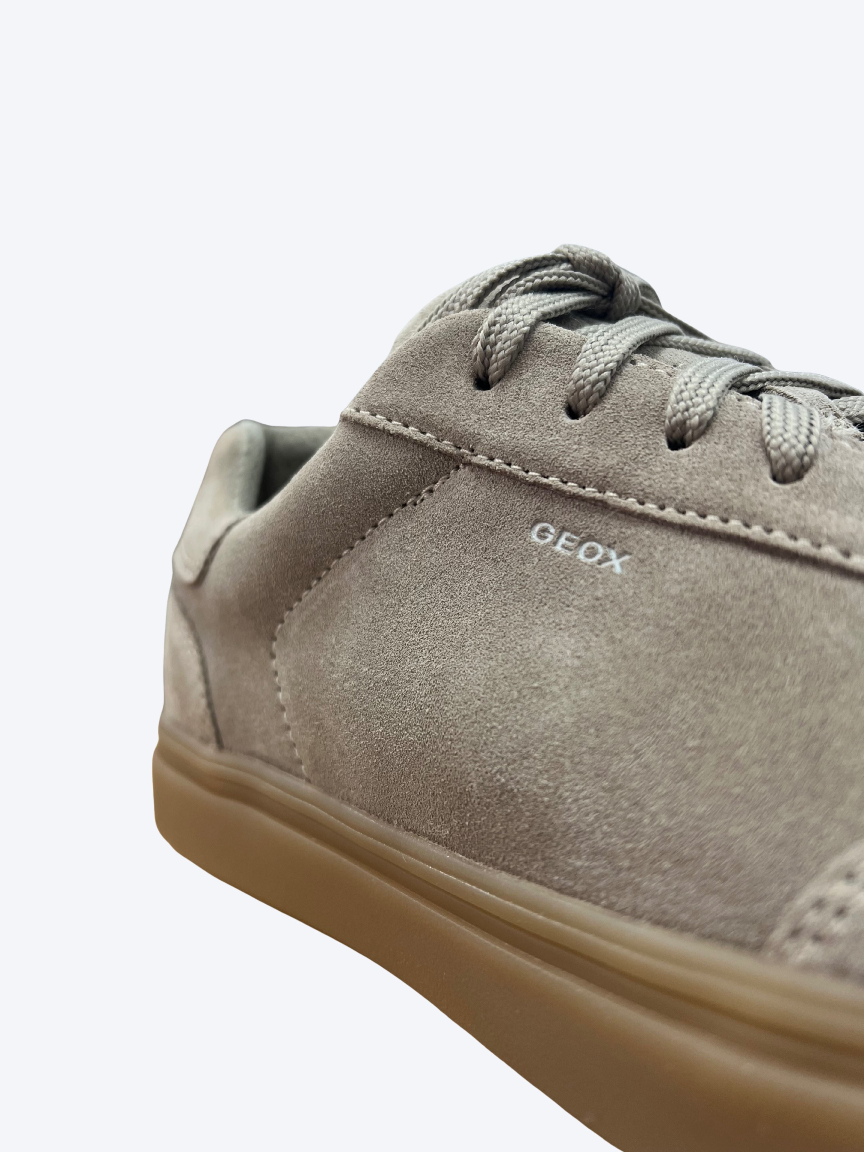 Detalle lateral de zapatilla Geox para hombre en piel con logo de la marca