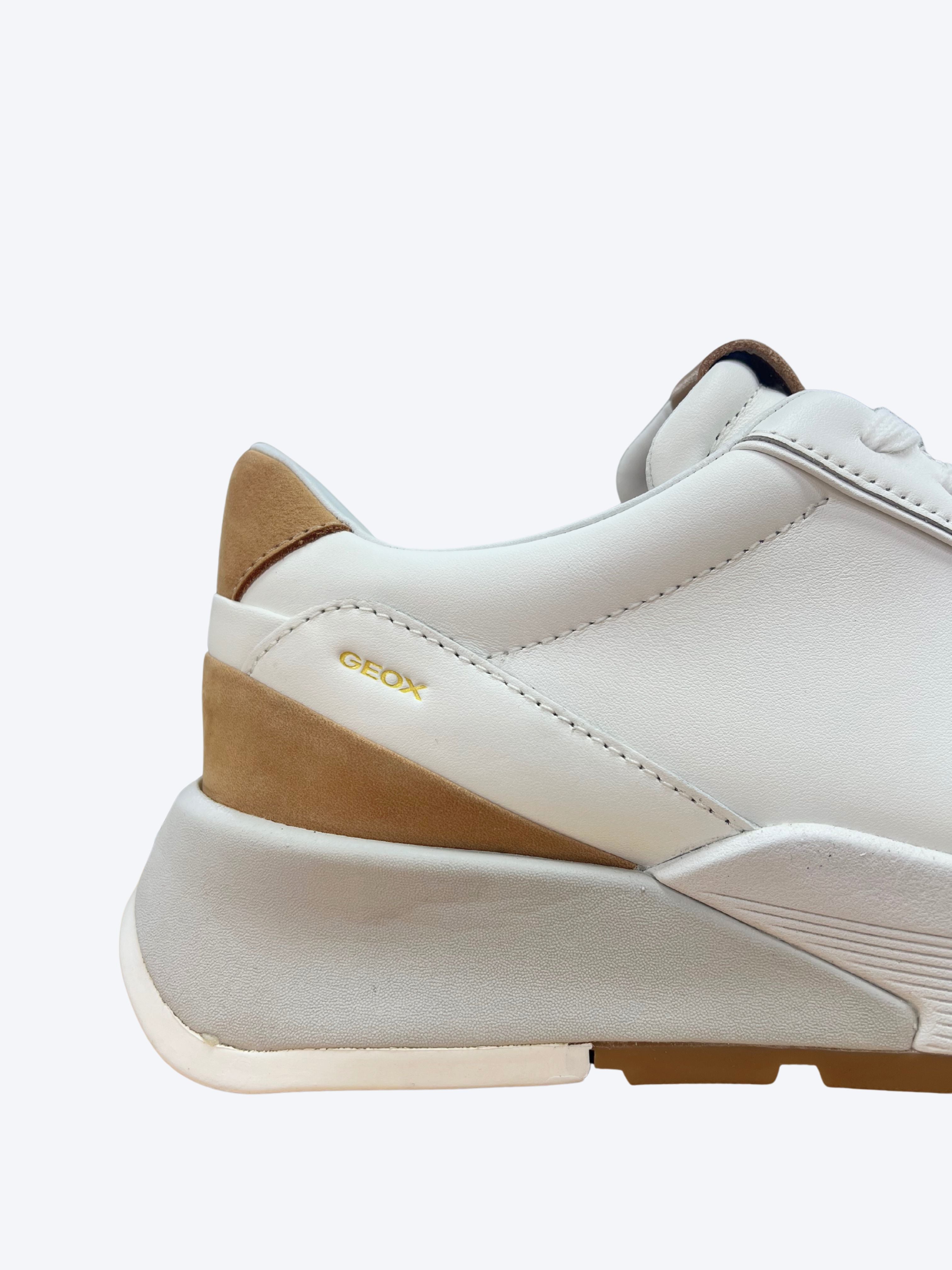 Detalle trasero de zapatilla Geox para hombre en piel con acabado casual y refuerzo posterior