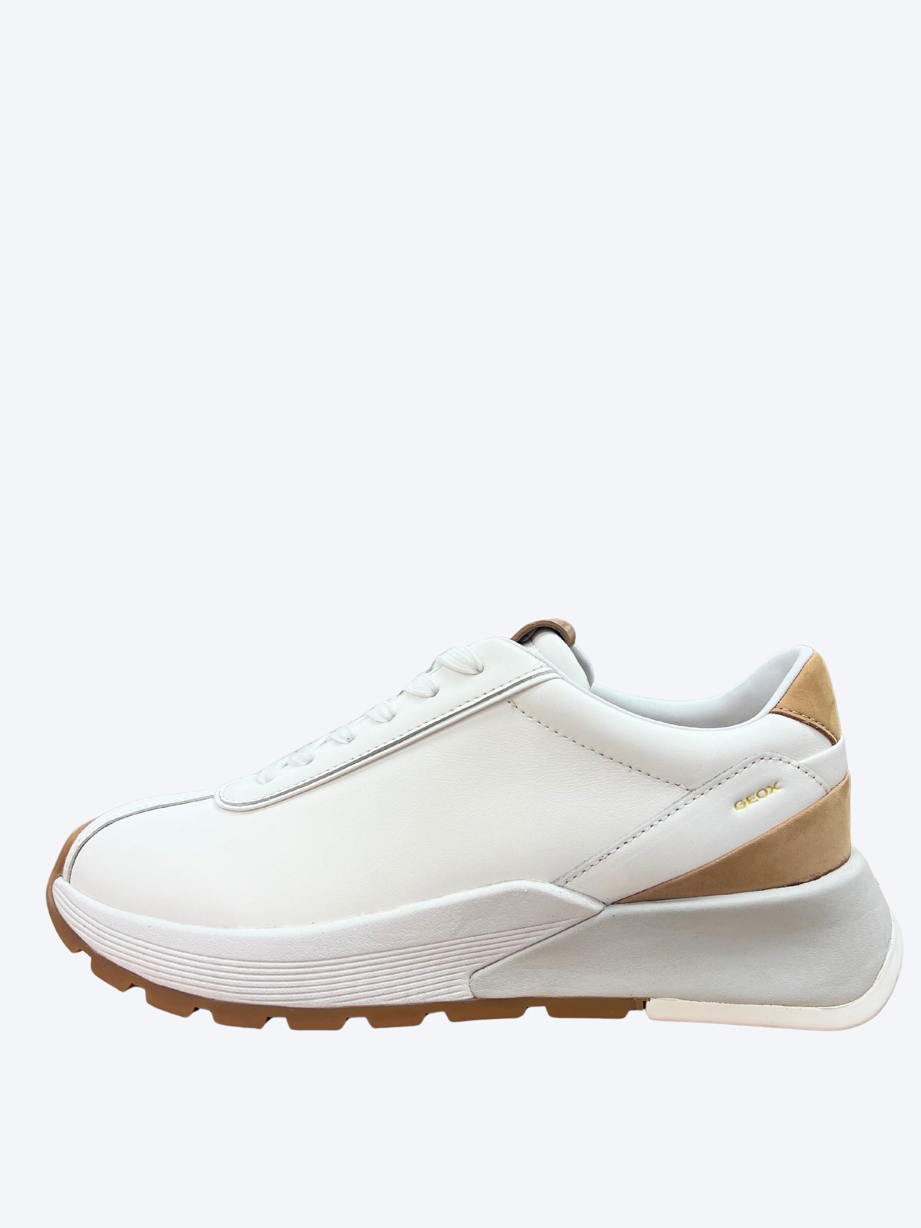 Vista trasera lateral de zapatillas Geox para hombre en piel con estilo casual