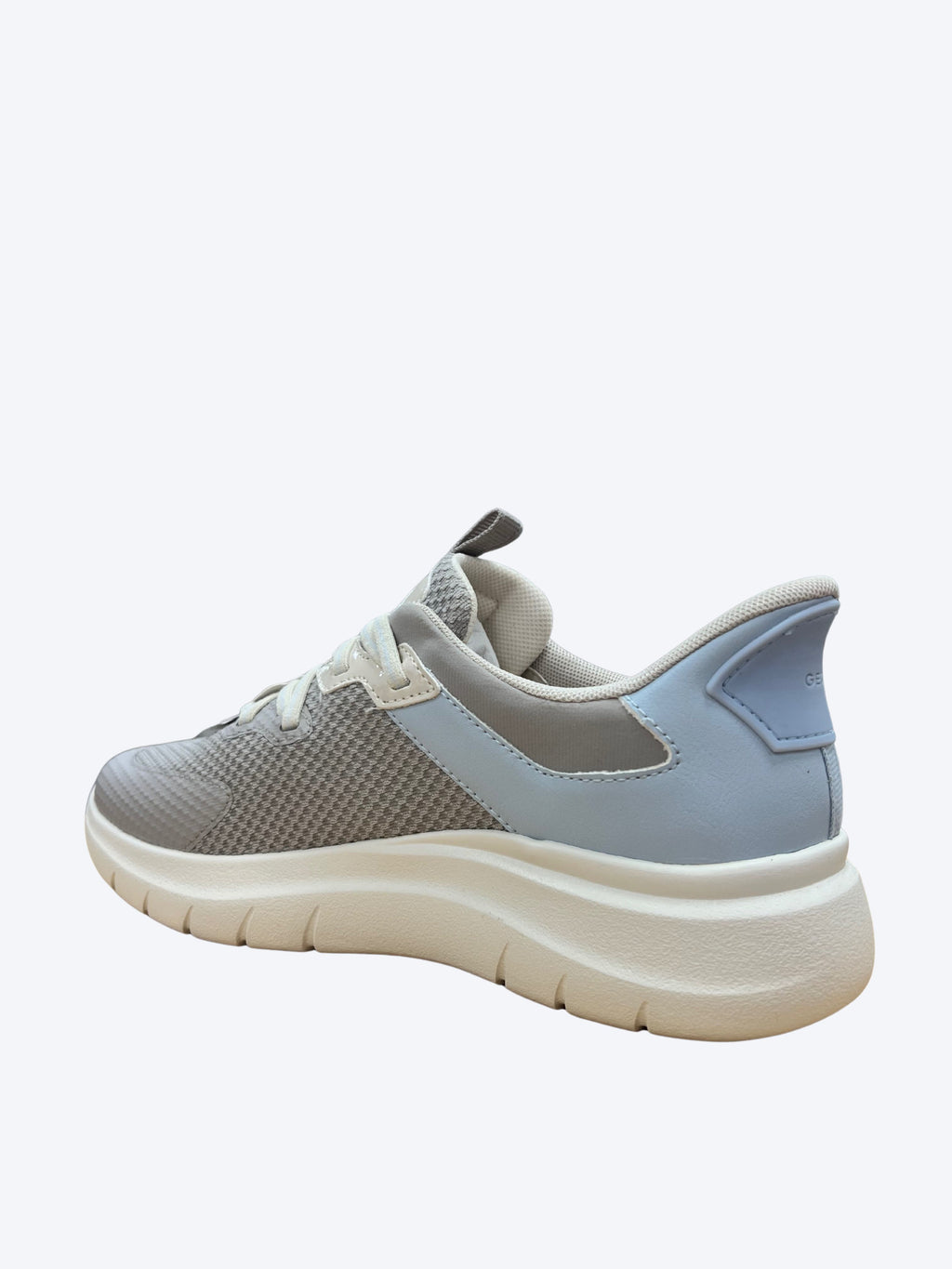 Vista lateral interior de zapatilla Geox para mujer con suela ligera y diseño cómodo