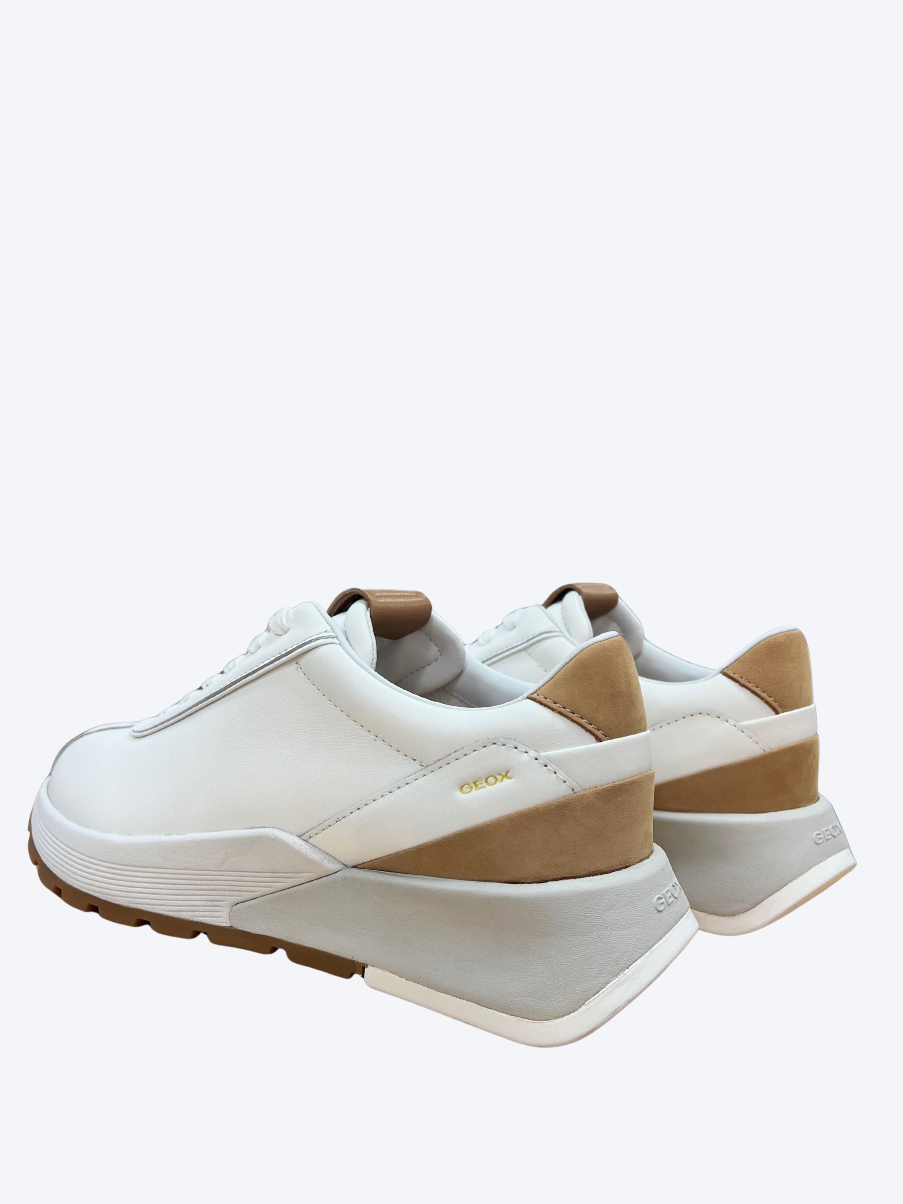 Vista trasera lateral de zapatillas Geox para hombre en piel con estilo casual