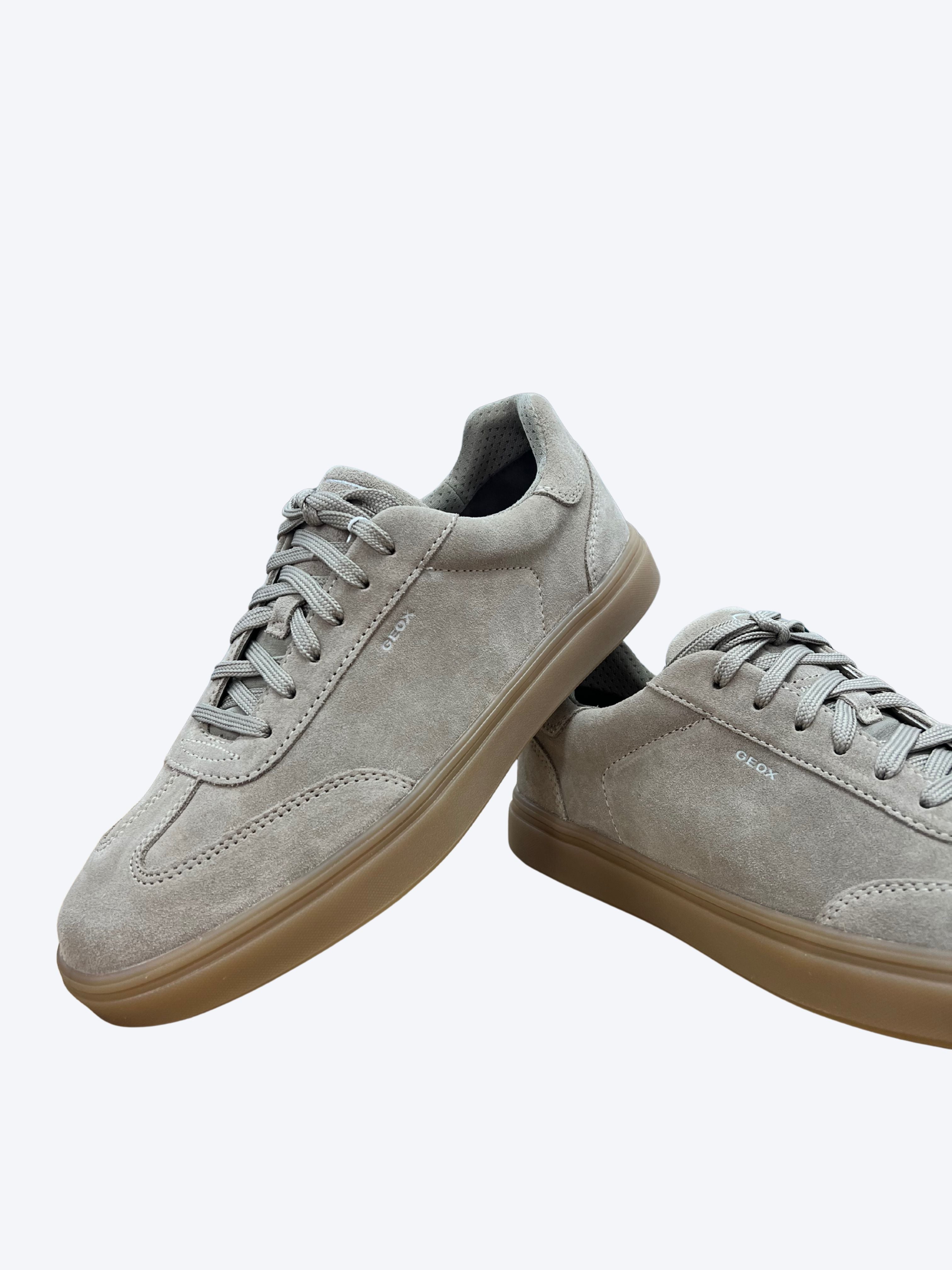 Zapatilla Geox para hombre de piel con diseño casual vista tres cuartos